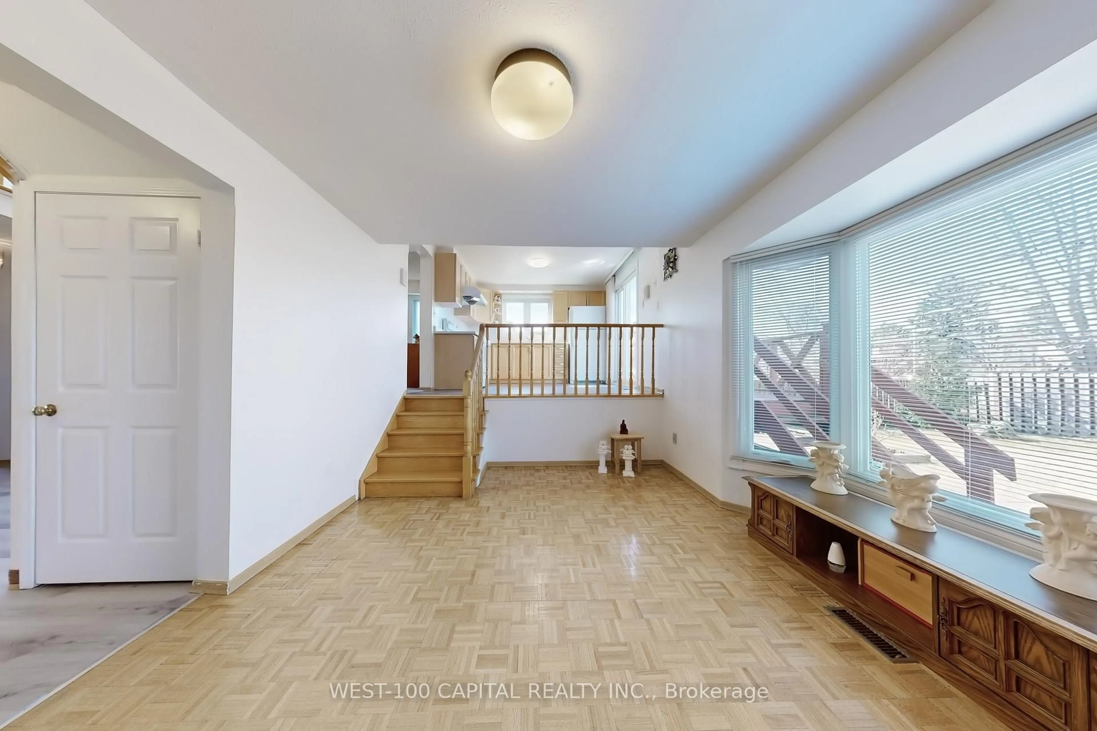 Indoor foyer for 30 Wintermute Blvd, Toronto Ontario M1W 3M6