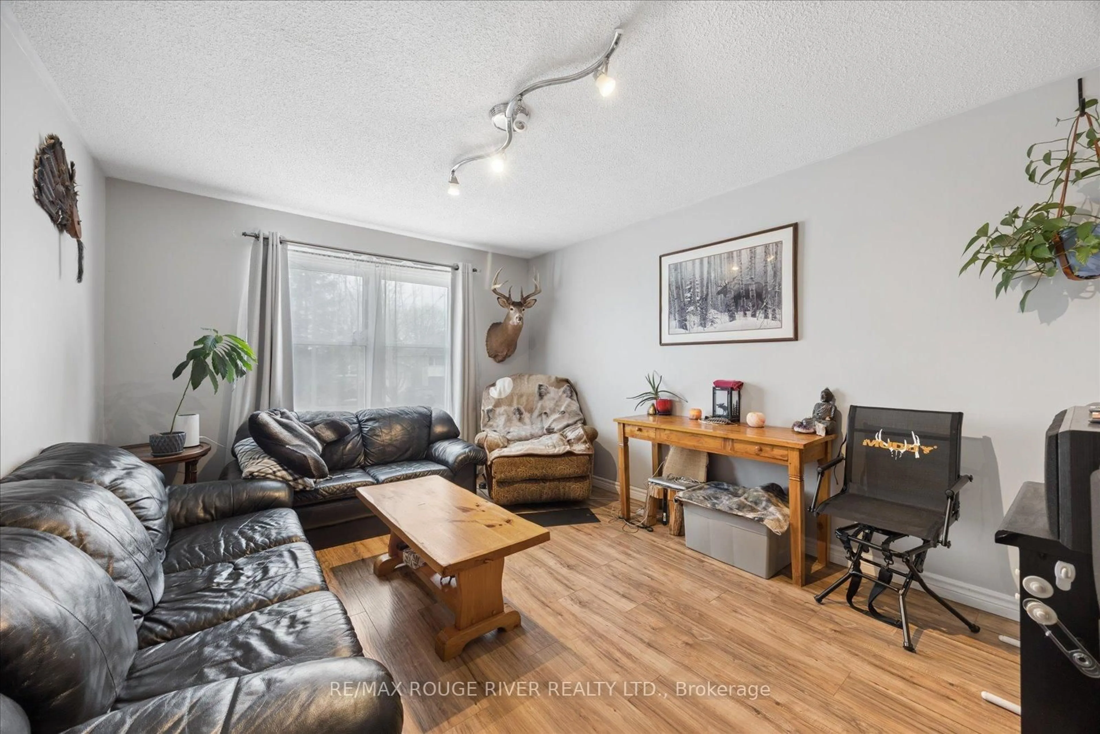 Living room with furniture, wood/laminate floor for 79 Broadlands Cres, Clarington Ontario L1E 1R5