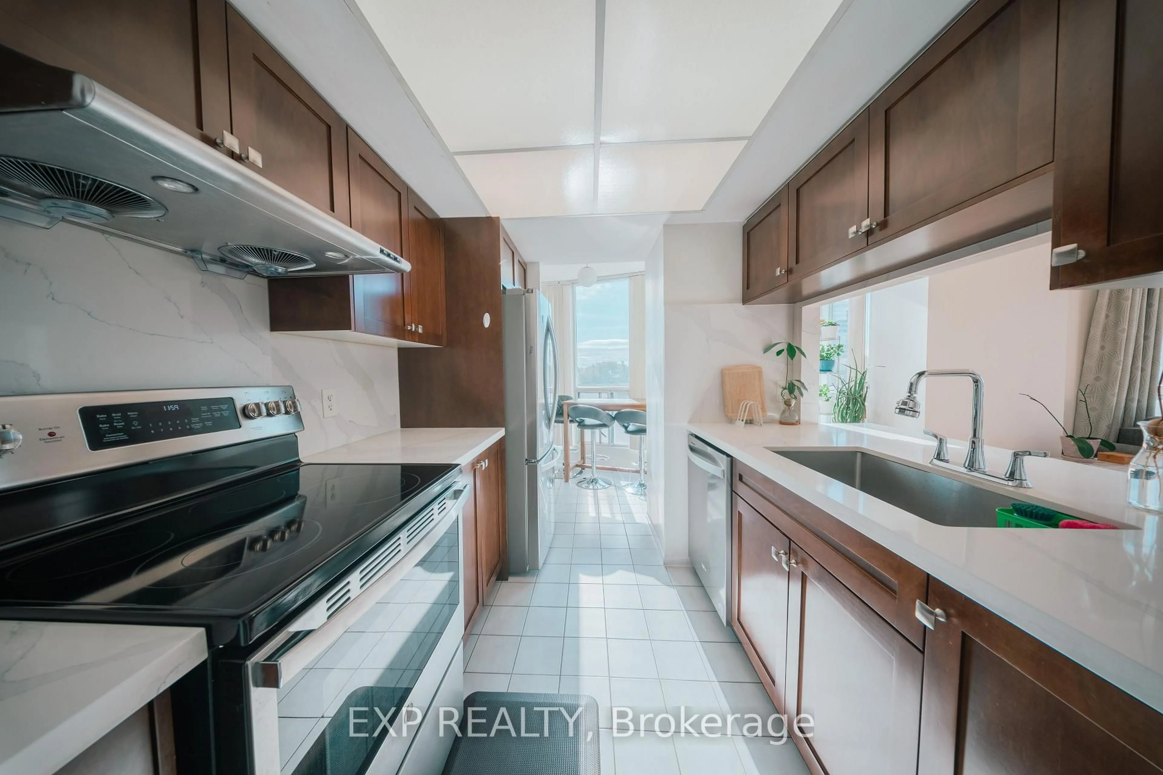 Standard kitchen, ceramic/tile floor for 2550 Lawrence Ave #310, Toronto Ontario M1P 4Z3