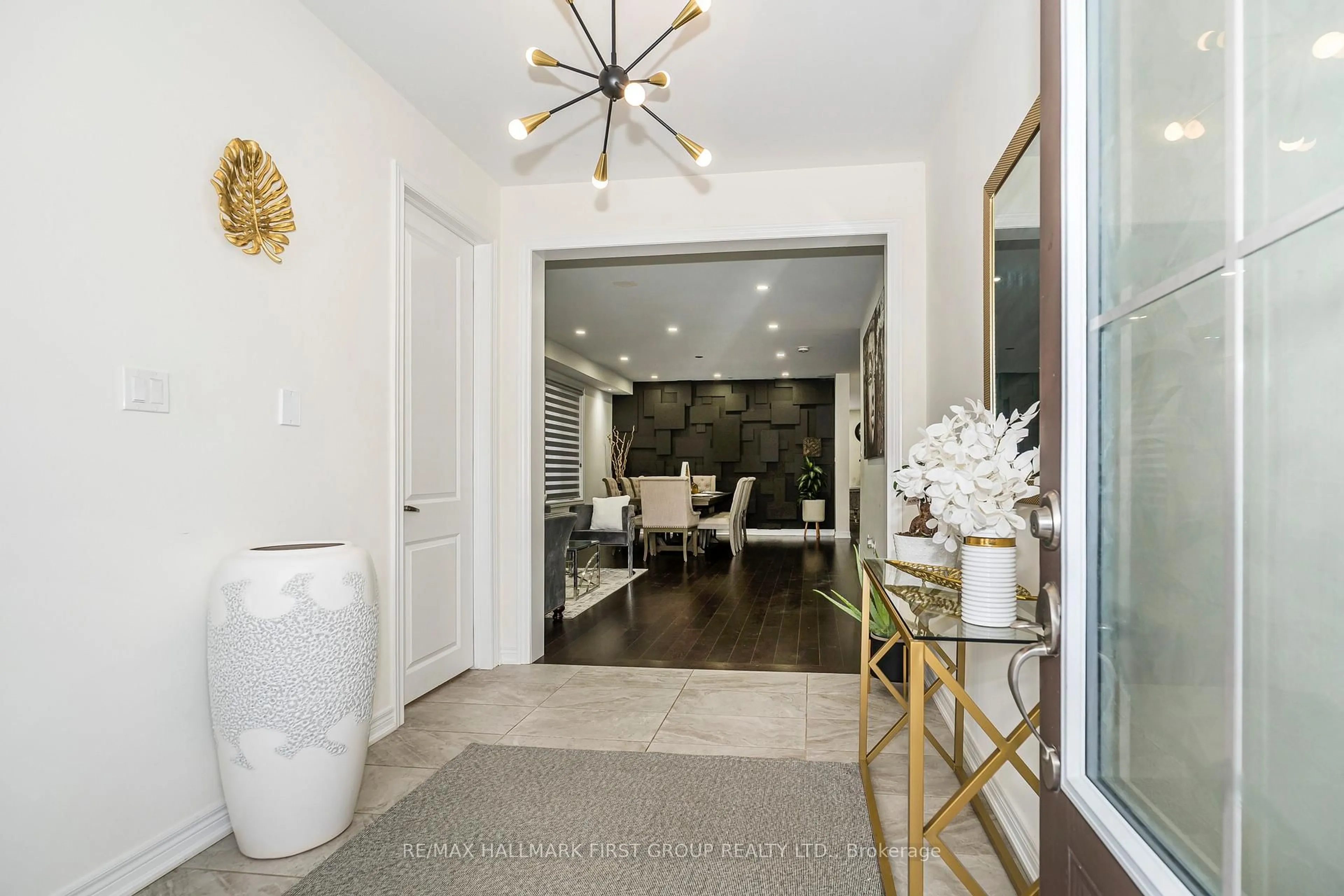 Indoor entryway for 9 Toulouse St, Whitby Ontario L1P 0J2
