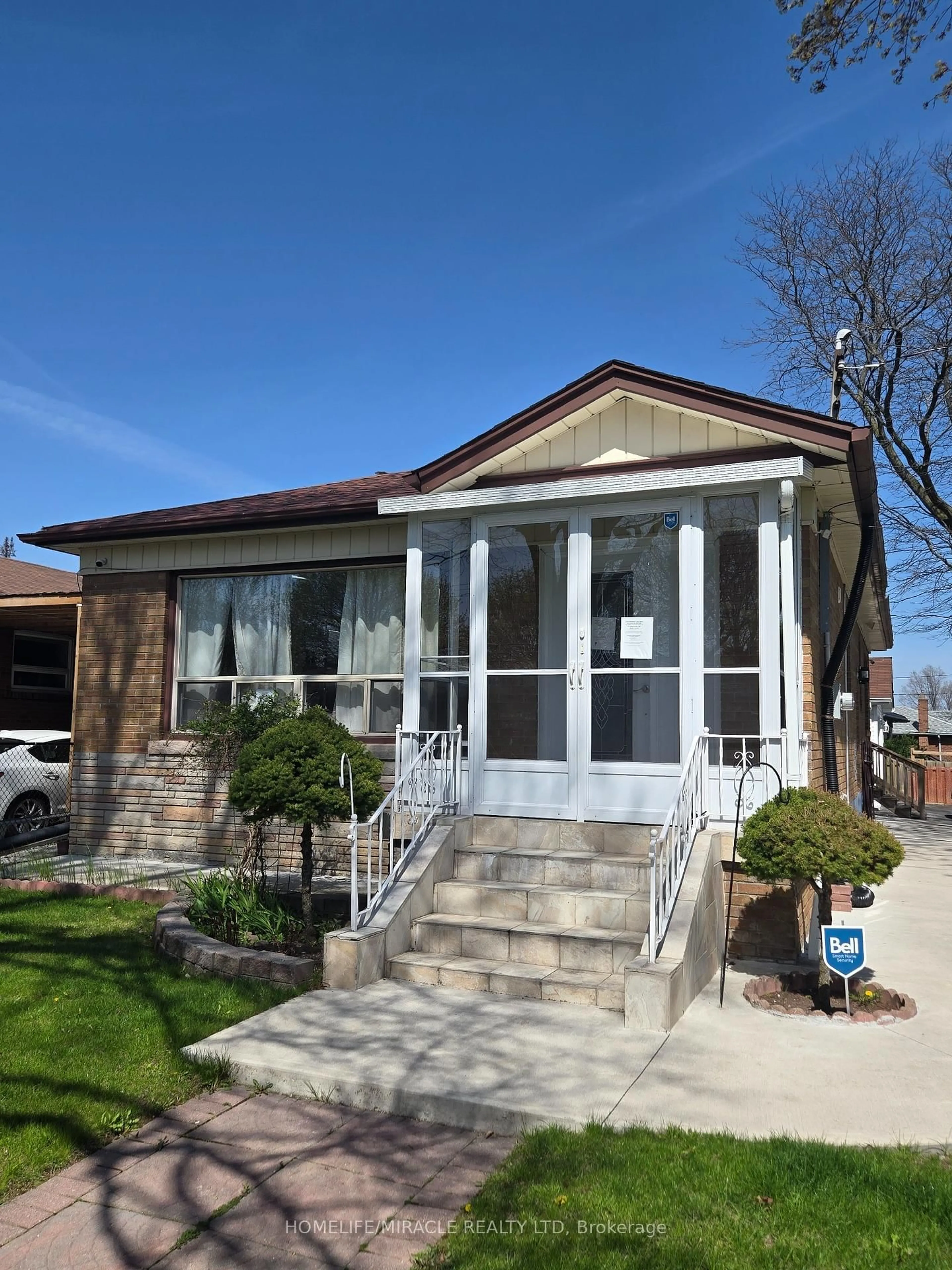 Home with vinyl exterior material, street for 25 Chandler Dr, Toronto Ontario M1G 1Z1
