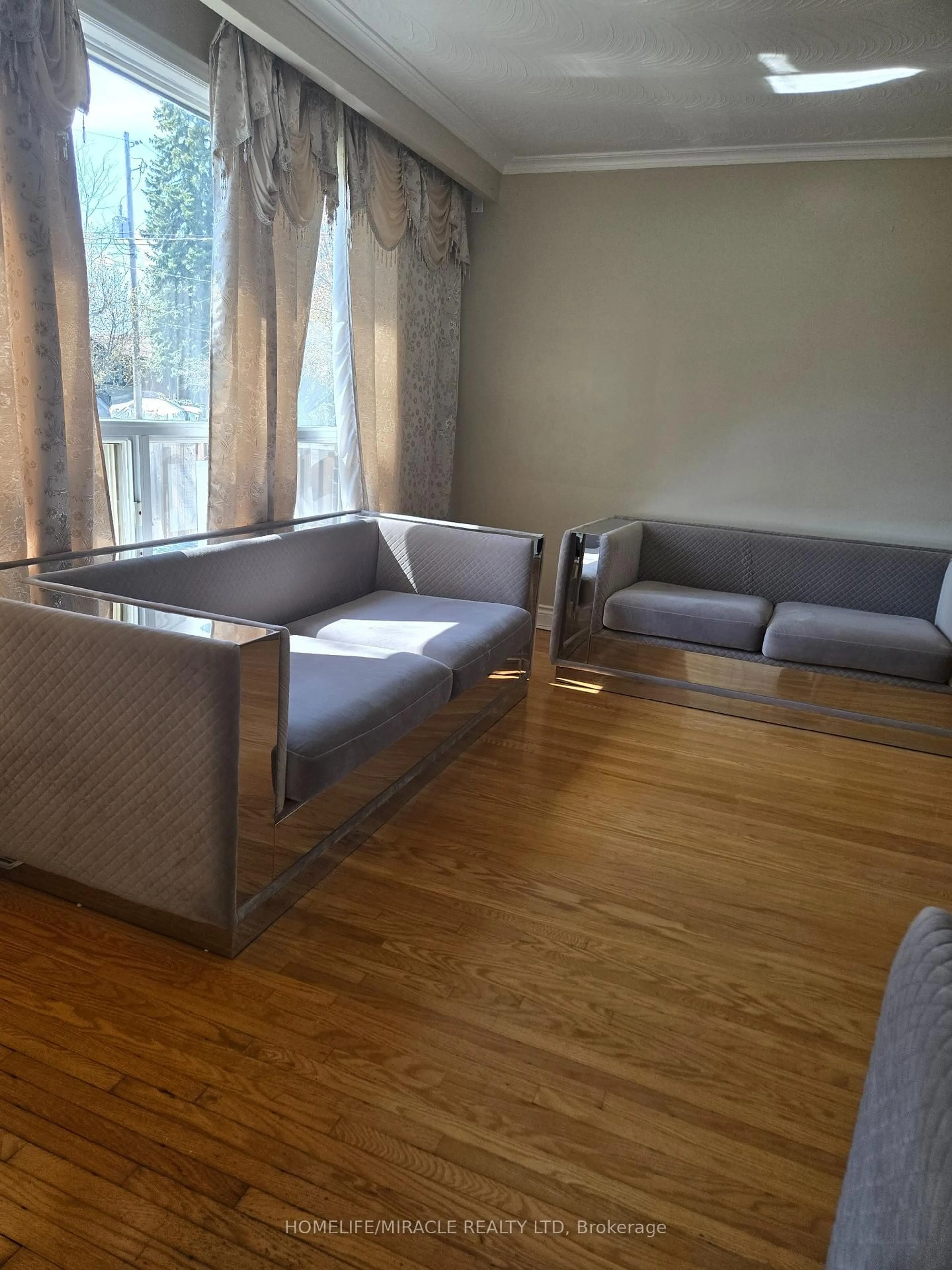 Living room with furniture, wood/laminate floor for 25 Chandler Dr, Toronto Ontario M1G 1Z1