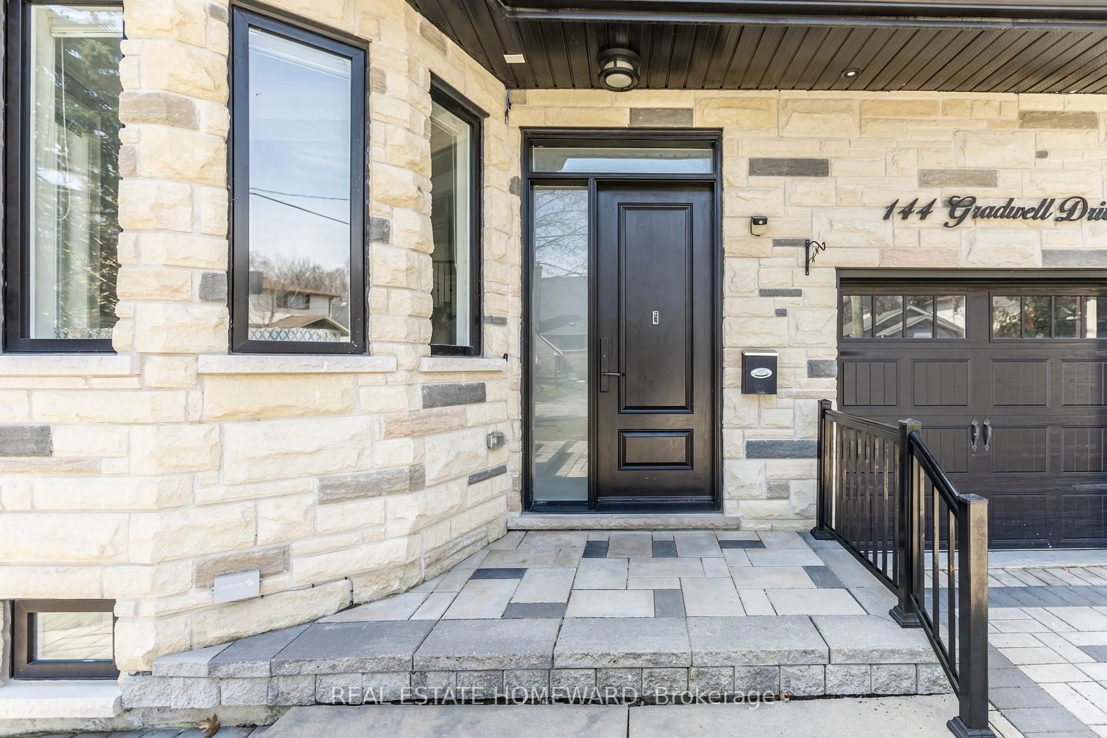 Indoor entryway for 144 Gradwell Dr, Toronto Ontario M1M 2N2