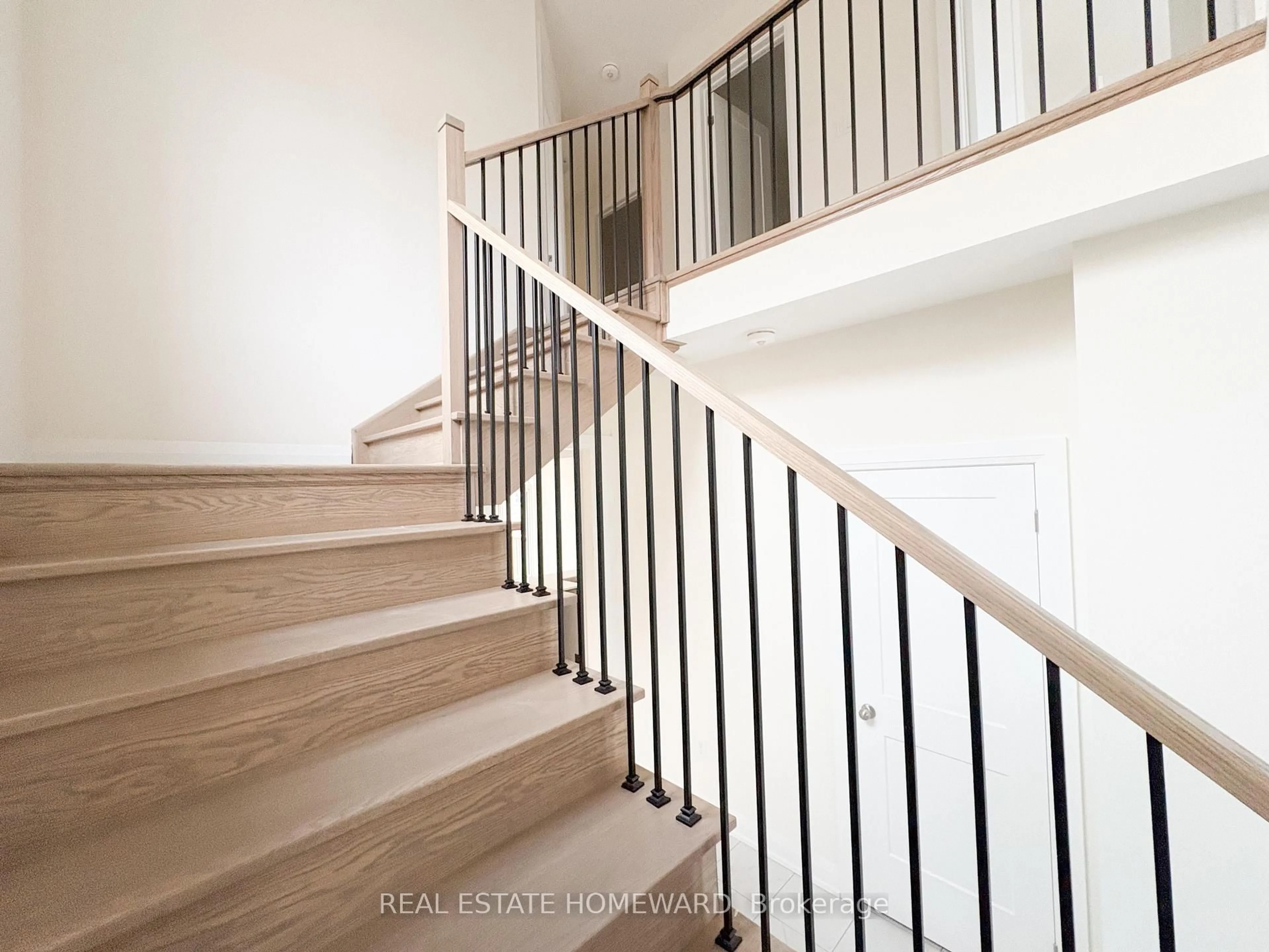 Stairs for 68 Robin Tr, Scugog Ontario L9L 0C9