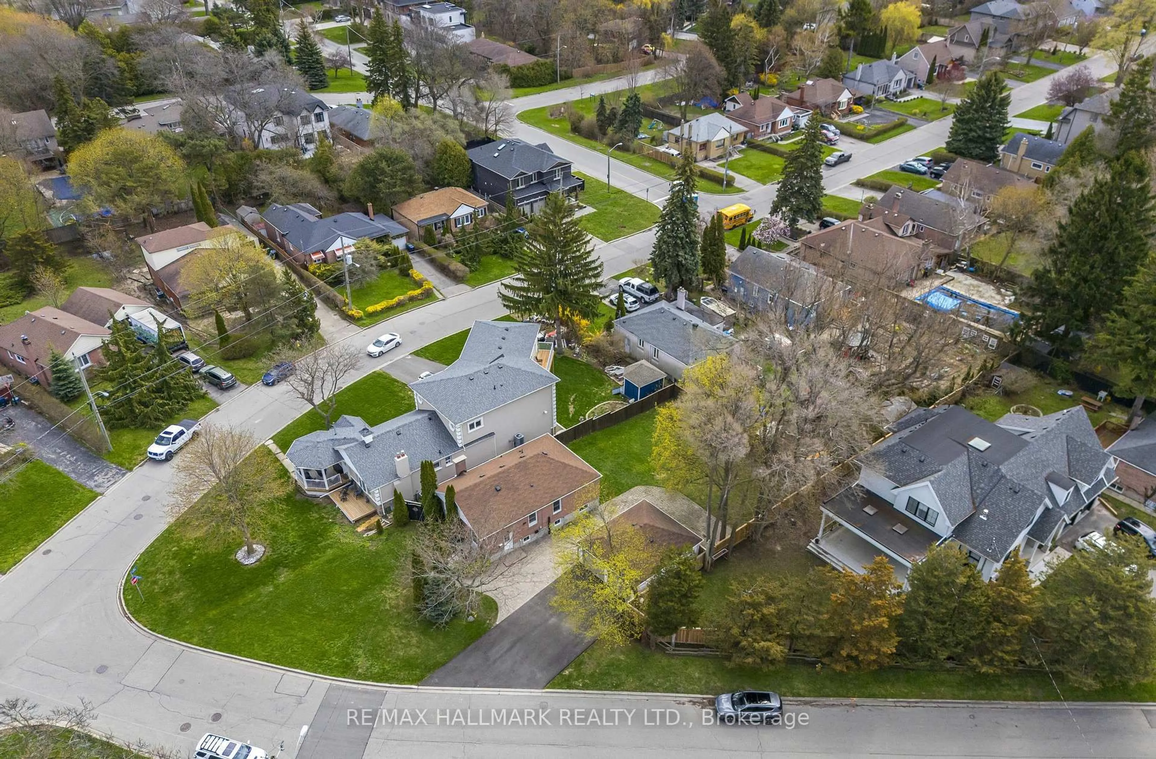 A pic from outside/outdoor area/front of a property/back of a property/a pic from drone, street for 89 Scarborough Heights Blvd, Toronto Ontario M1M 2V5