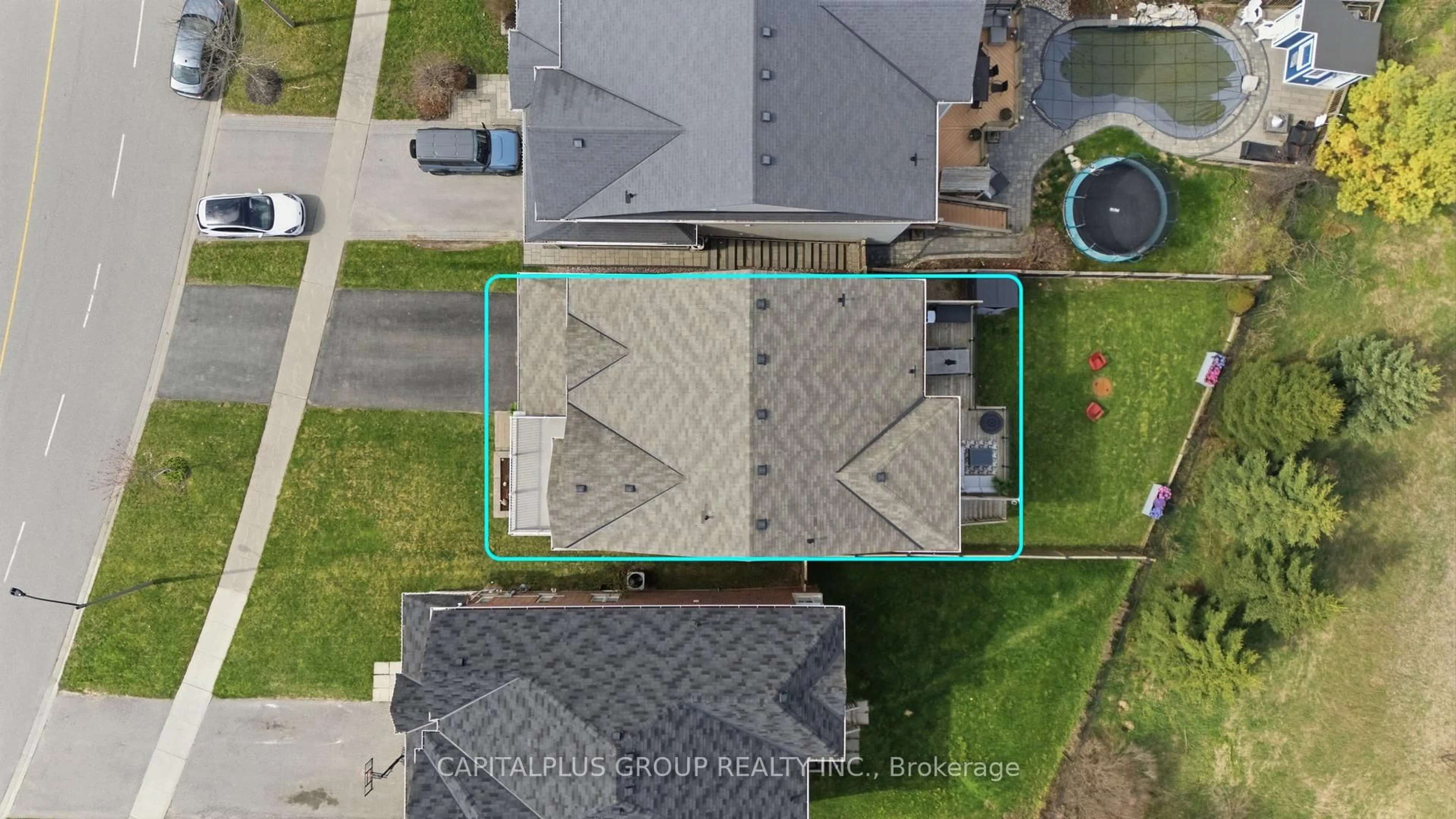 A pic from outside/outdoor area/front of a property/back of a property/a pic from drone, street for 313 Cachet Blvd, Whitby Ontario L1M 2L9