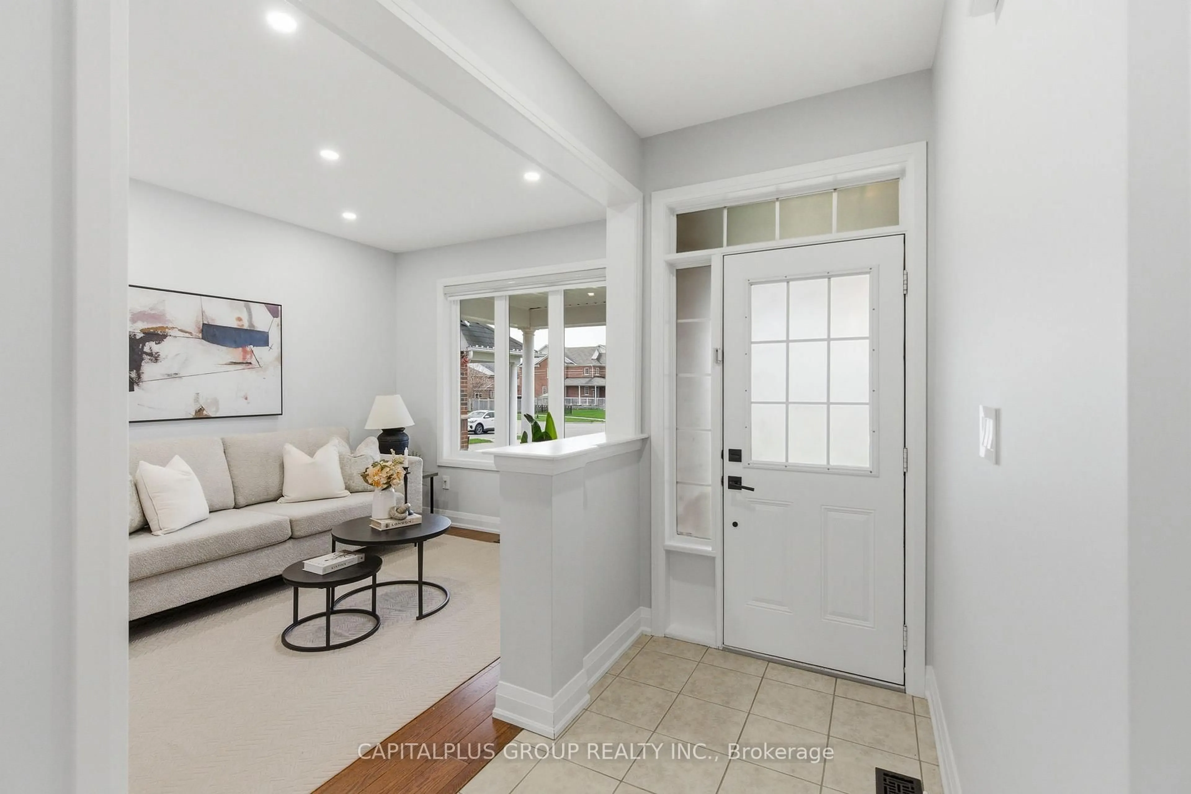 Indoor entryway for 313 Cachet Blvd, Whitby Ontario L1M 2L9