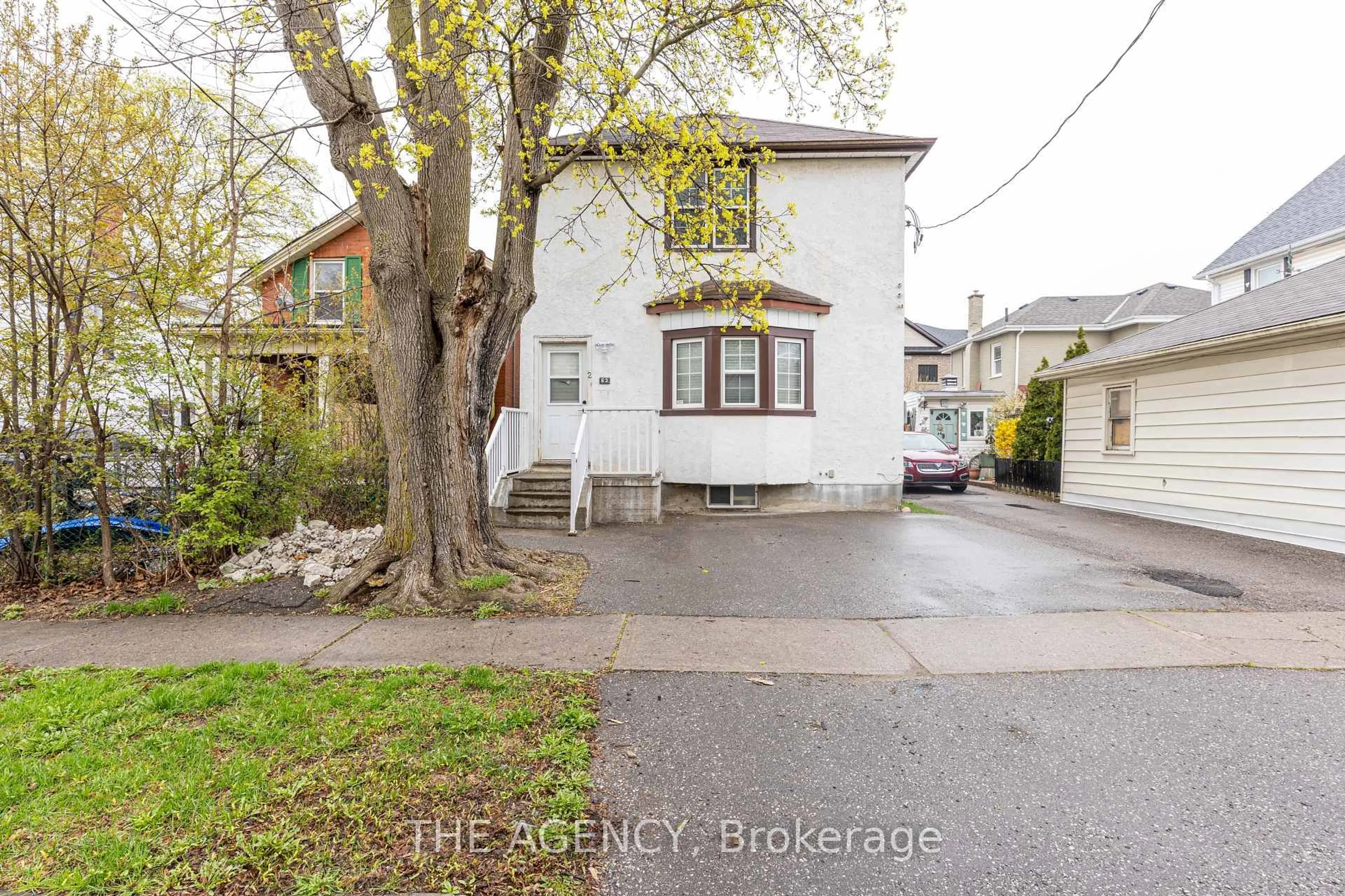 A pic from outside/outdoor area/front of a property/back of a property/a pic from drone, street for 63 Hogarth St St, Oshawa Ontario L1H 1Y5
