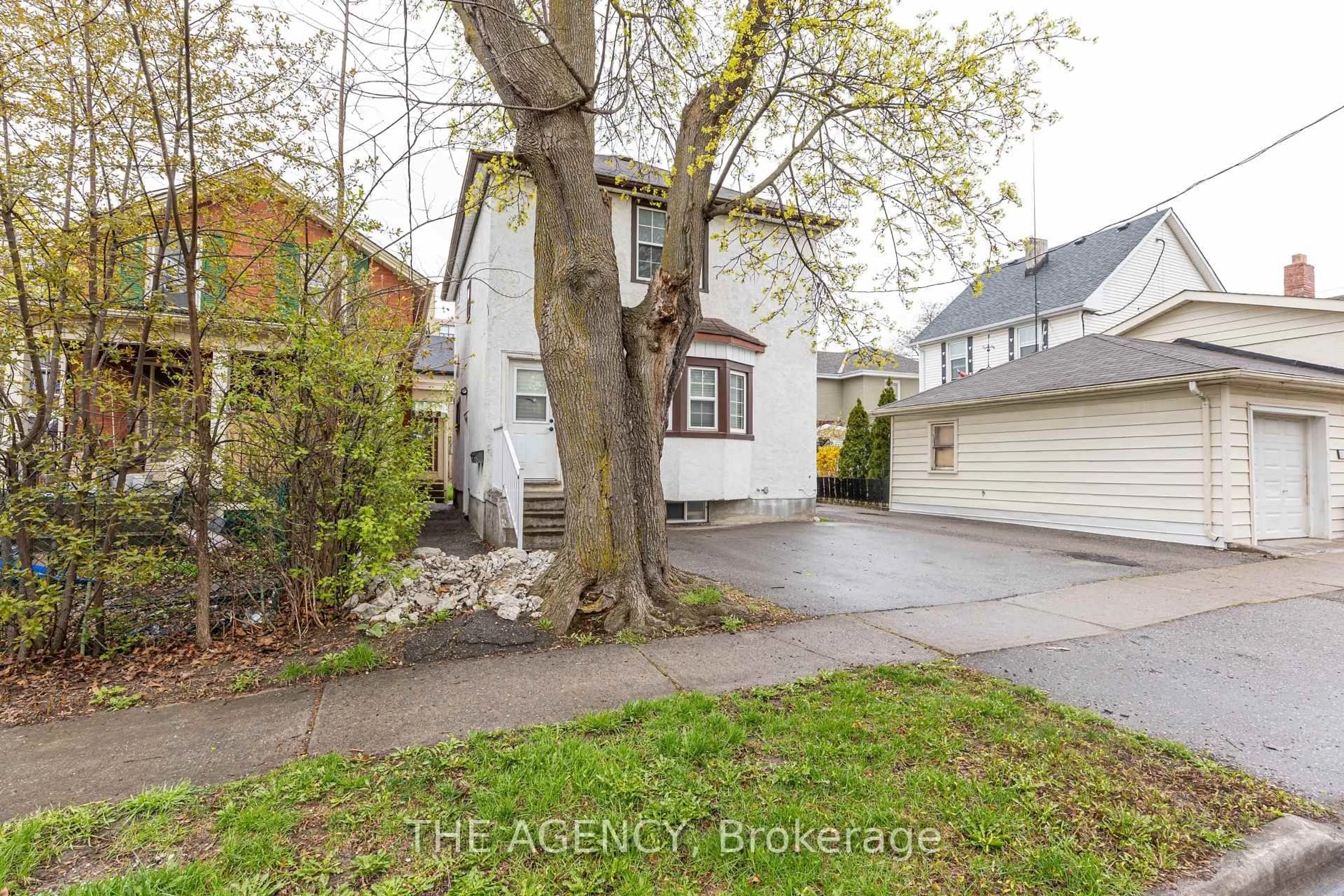 A pic from outside/outdoor area/front of a property/back of a property/a pic from drone, street for 63 Hogarth St St, Oshawa Ontario L1H 1Y5