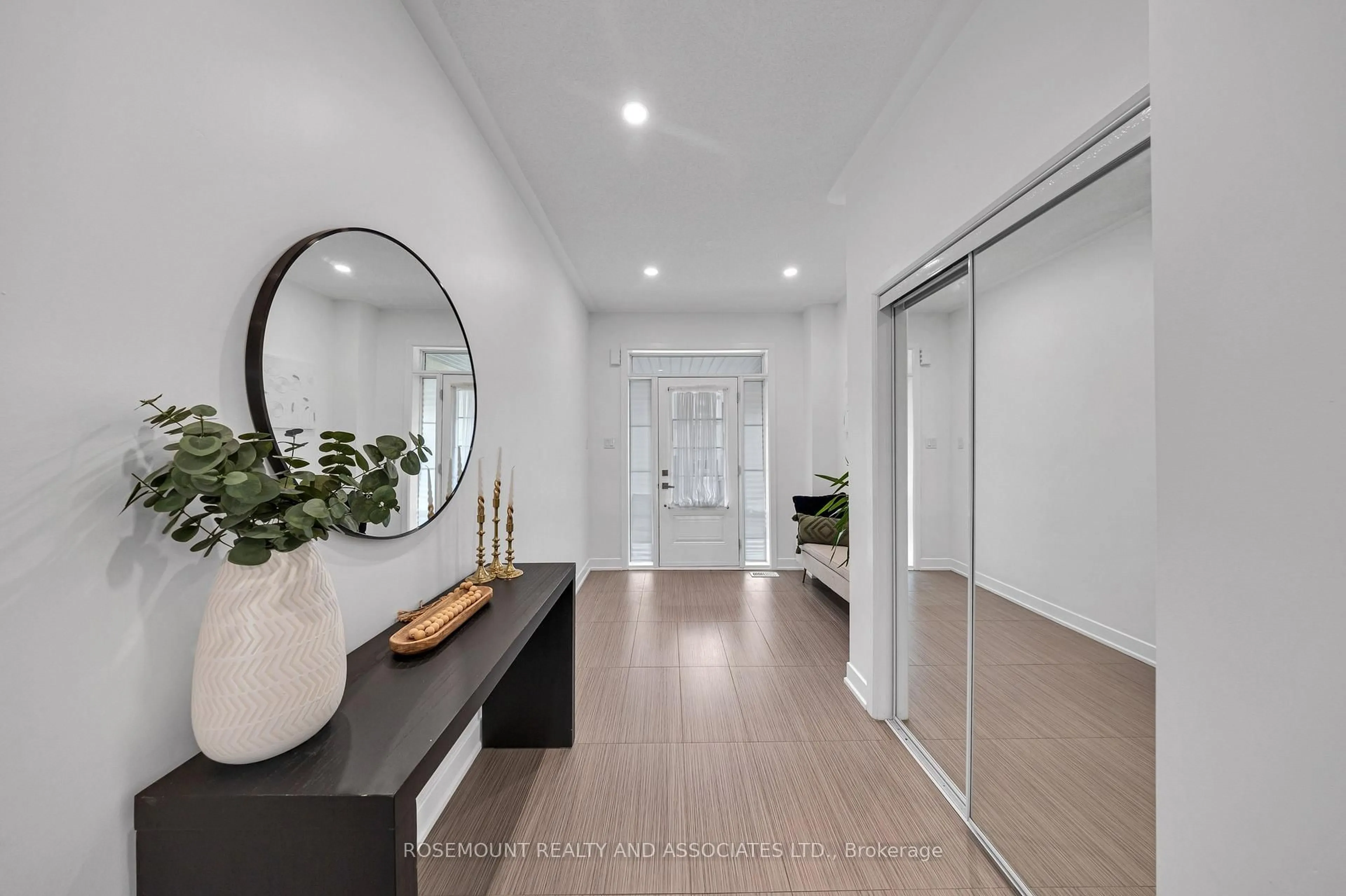 Indoor entryway for 98 Donald Fleming Way, Whitby Ontario L1R 0N8