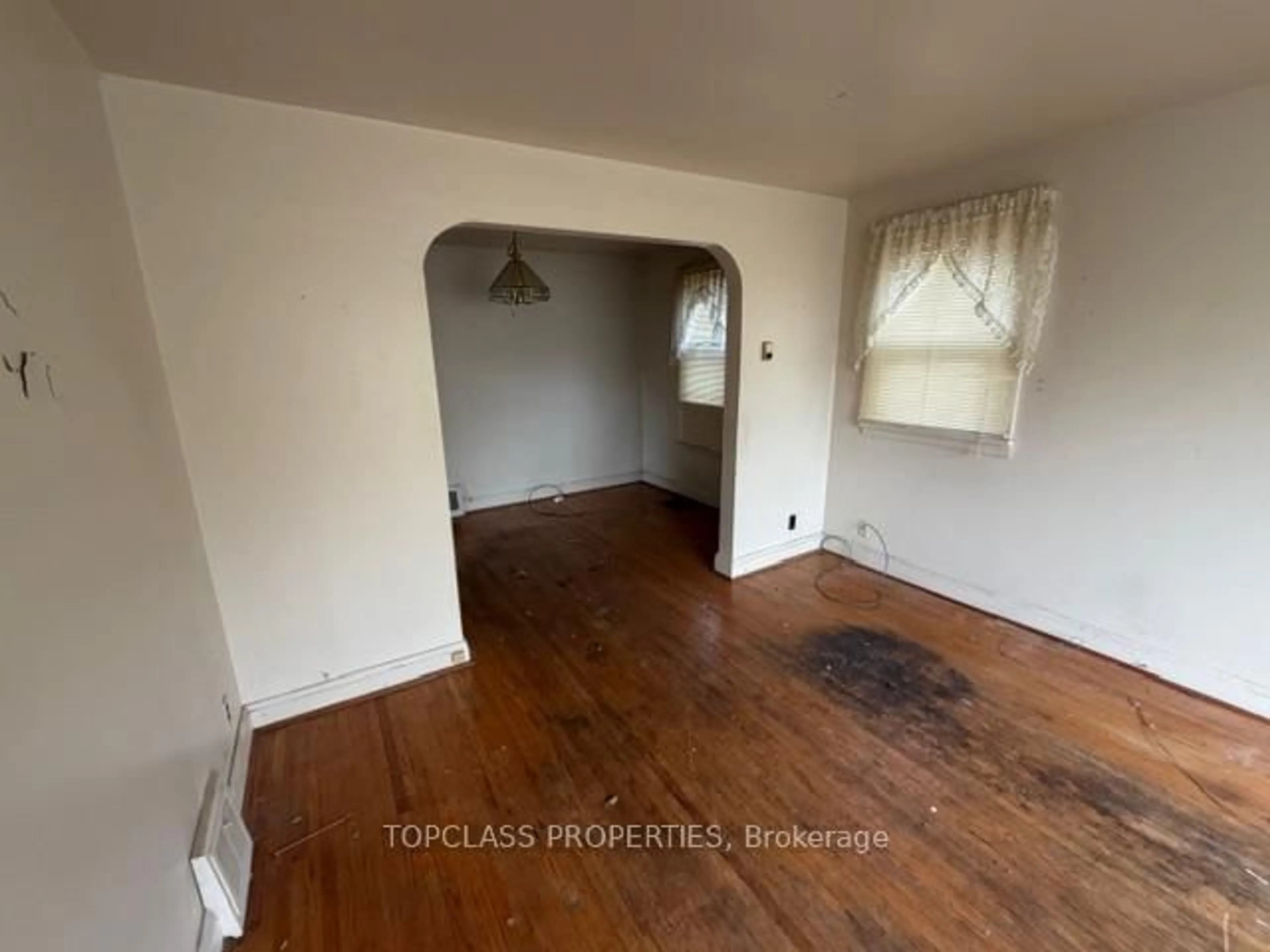 A pic of a room for 469 Colborne St, Oshawa Ontario L1G 1N3