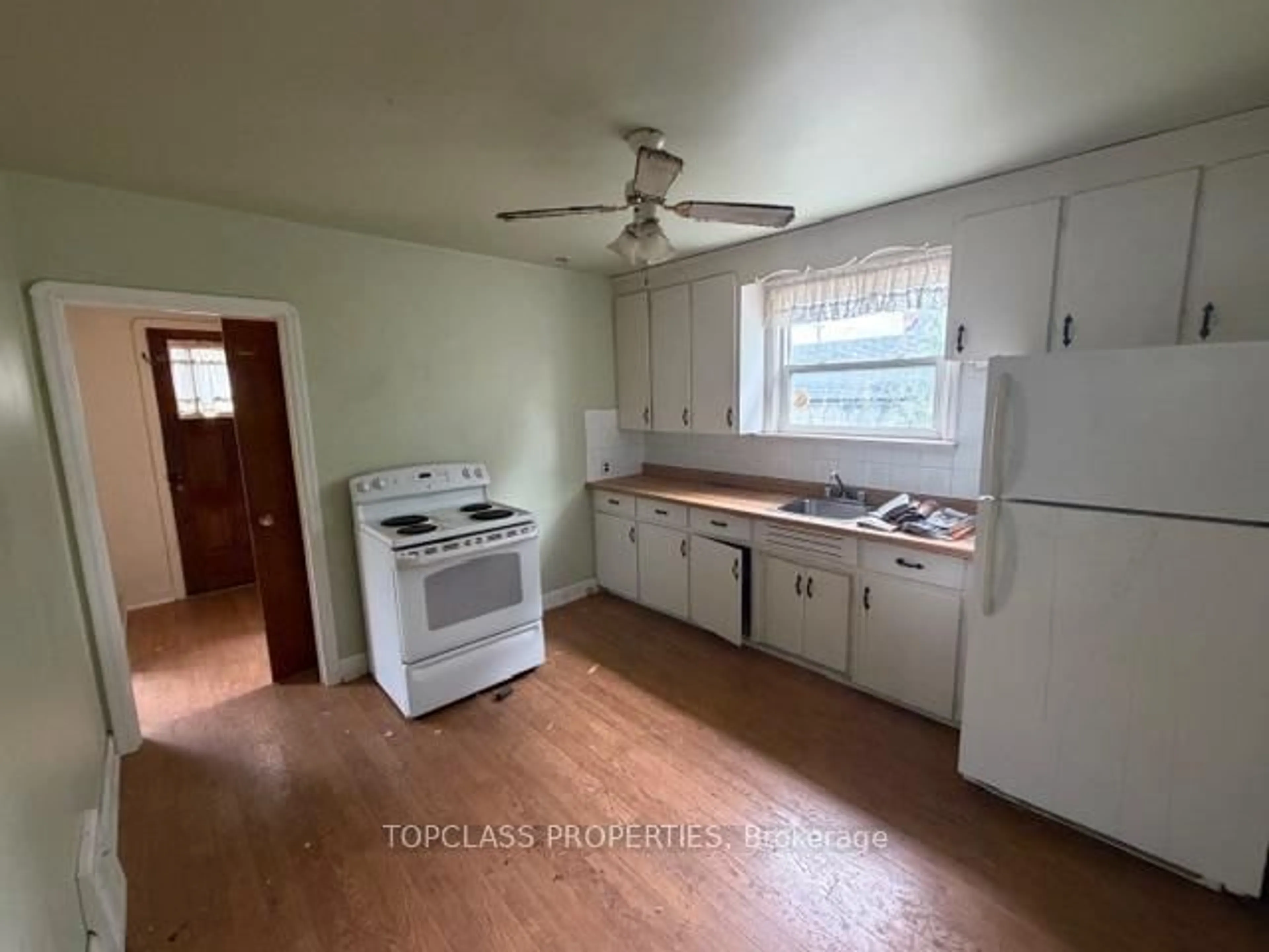 A pic of a room for 469 Colborne St, Oshawa Ontario L1G 1N3