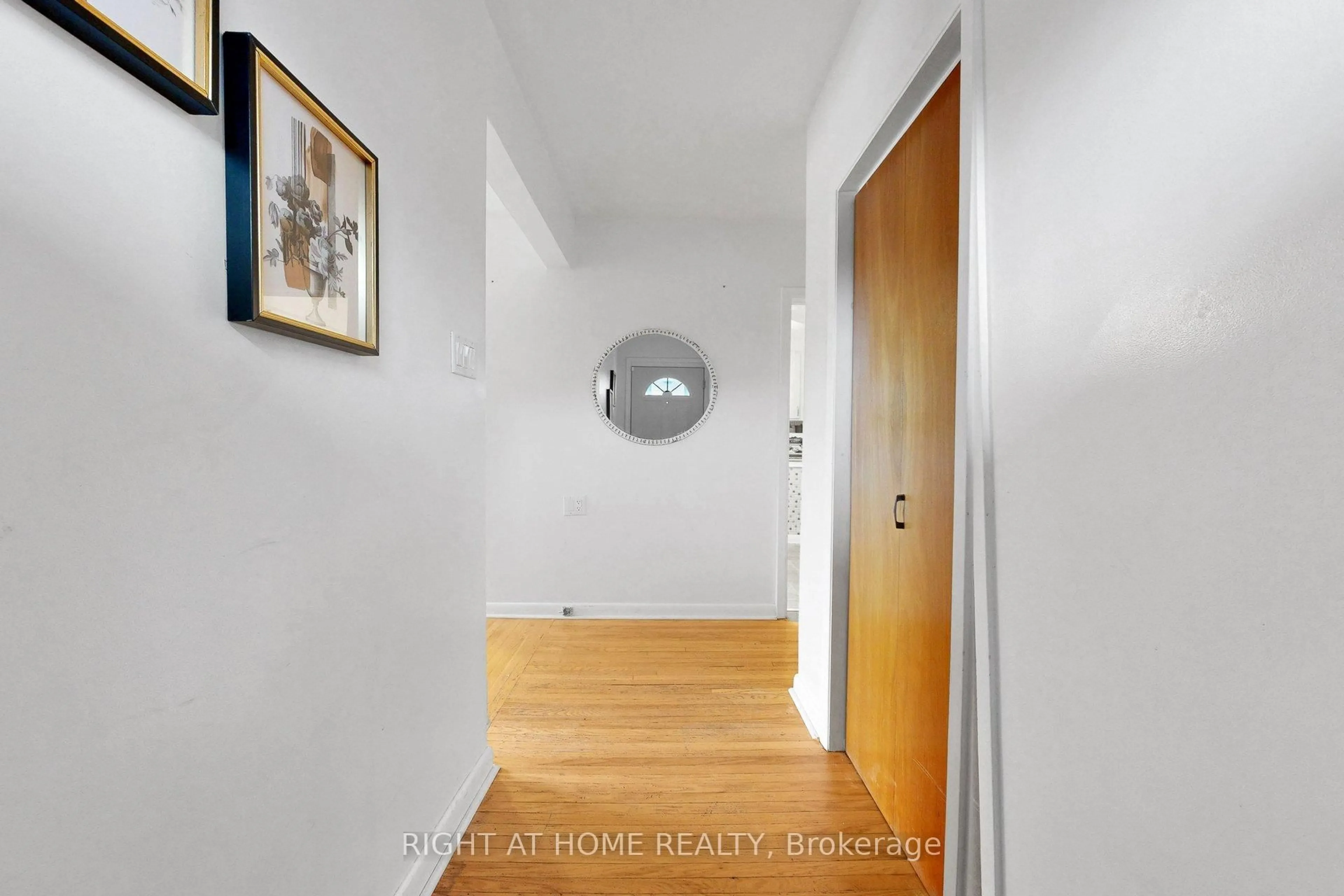 Indoor foyer for 39 Sancrest Dr, Toronto Ontario M1P 4A6