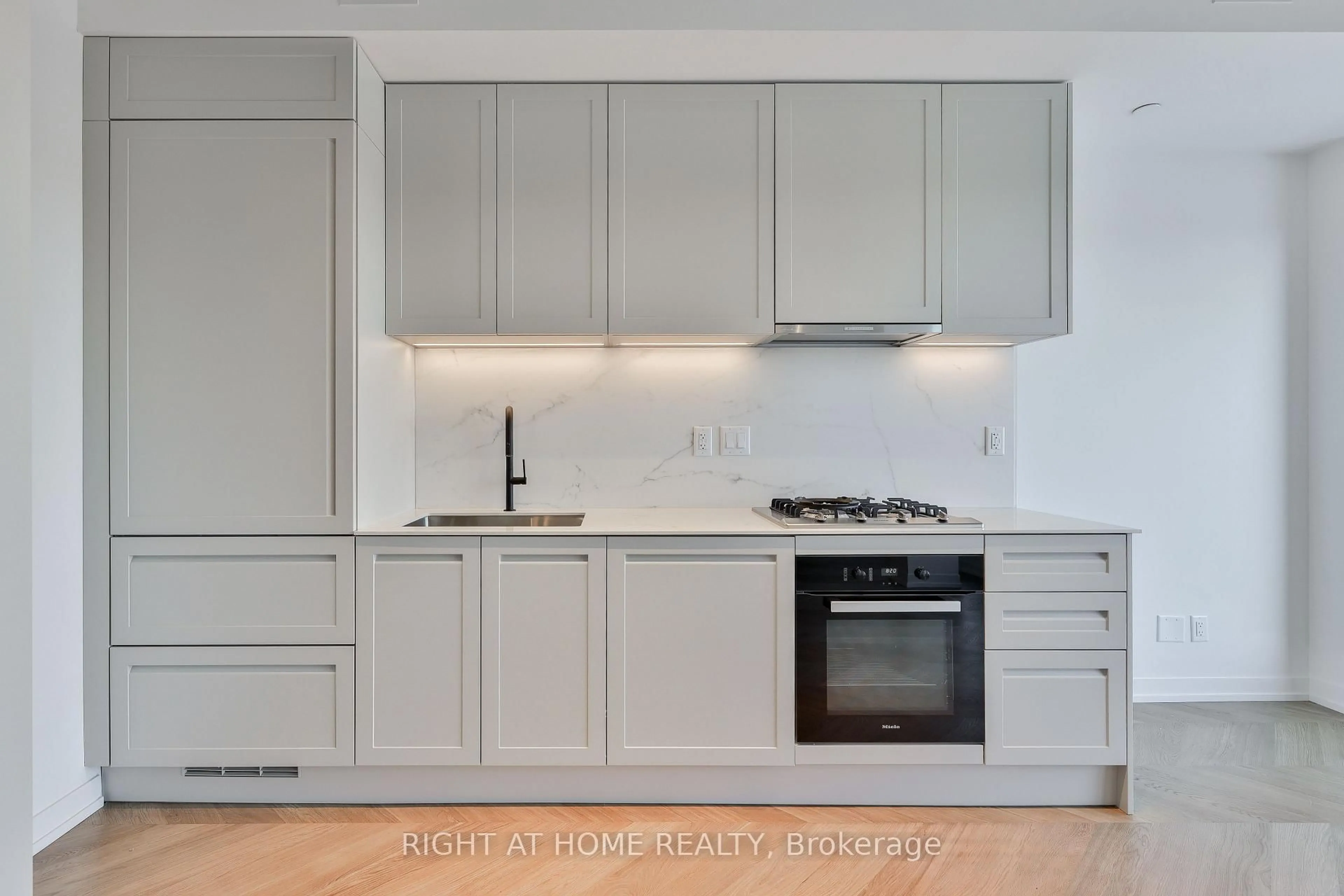 Standard kitchen, wood/laminate floor for 761 Queen St #602, Toronto Ontario M4M 1H3