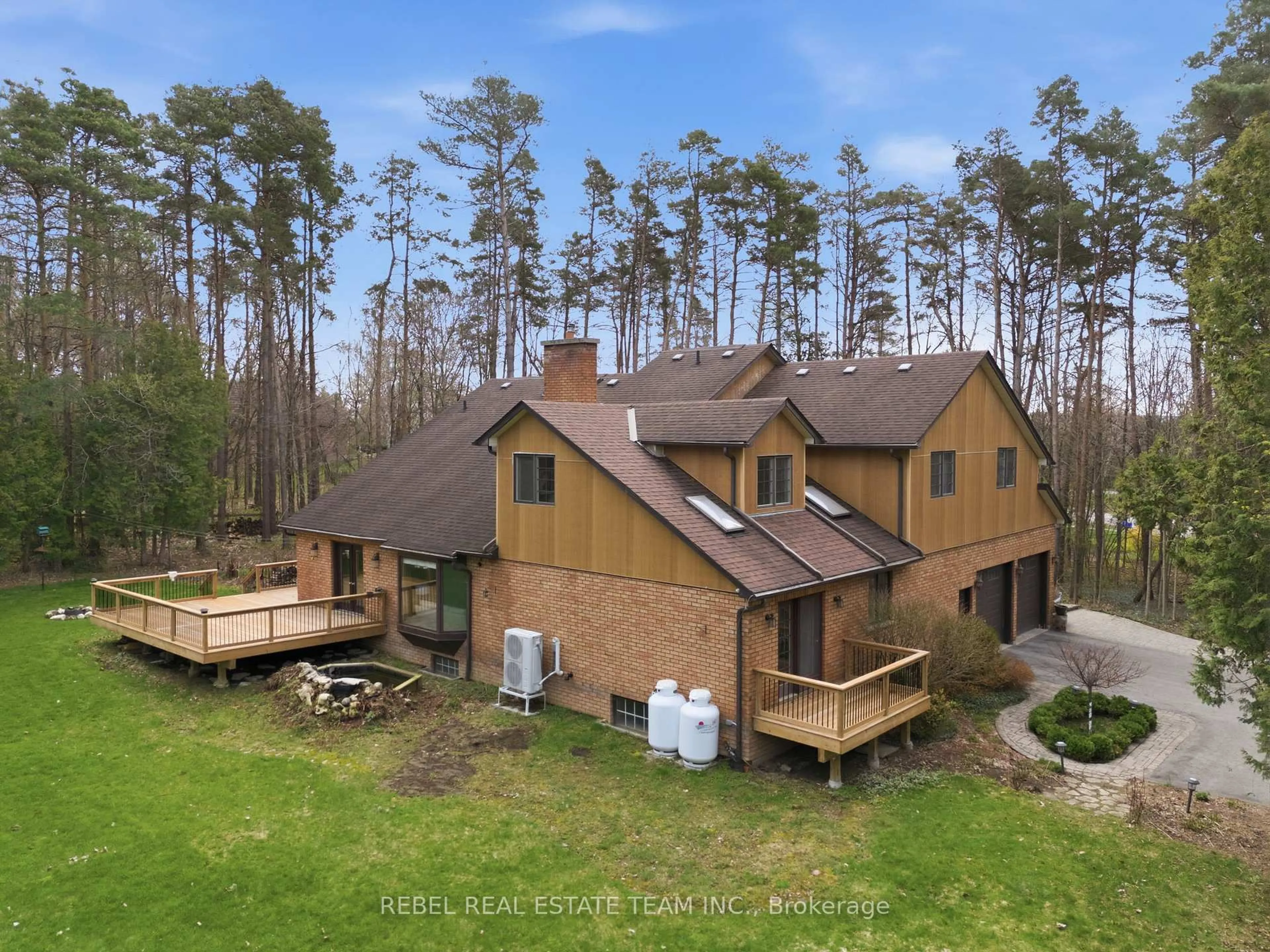 A pic from outside/outdoor area/front of a property/back of a property/a pic from drone, forest/trees view for 21 Stone Sound, Scugog Ontario L9L 1P5