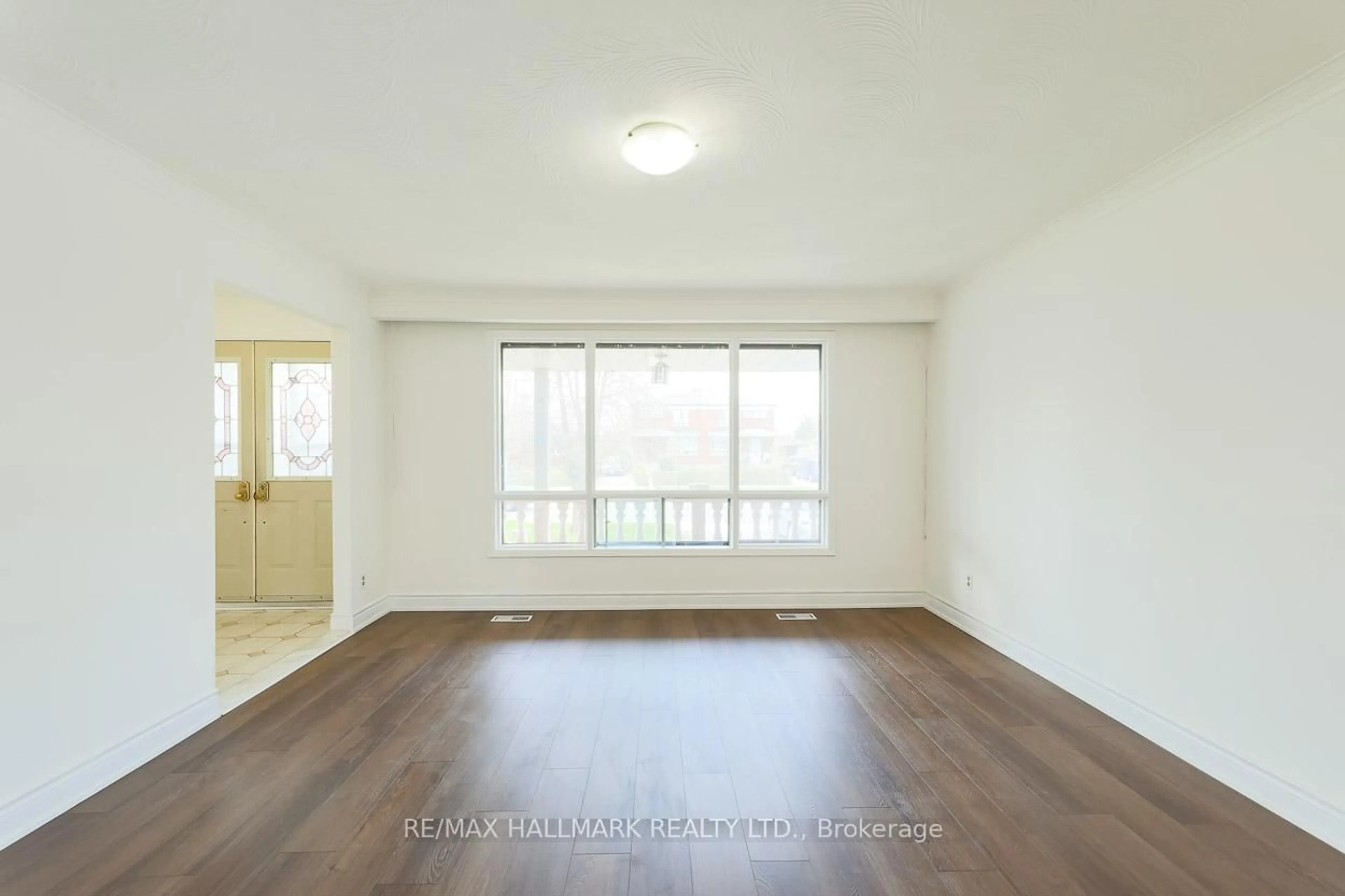 A pic of a room for 767 Midland Ave, Toronto Ontario M1K 4E5