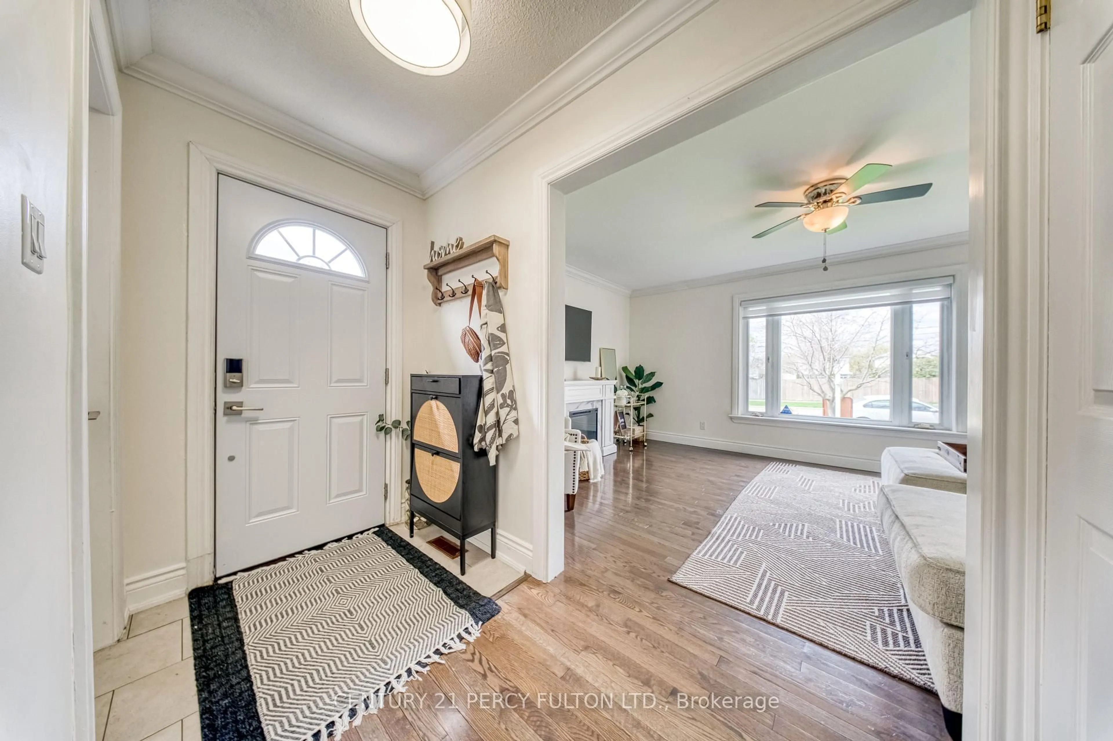 Indoor entryway for 140 Martin Rd, Clarington Ontario L1C 3N5