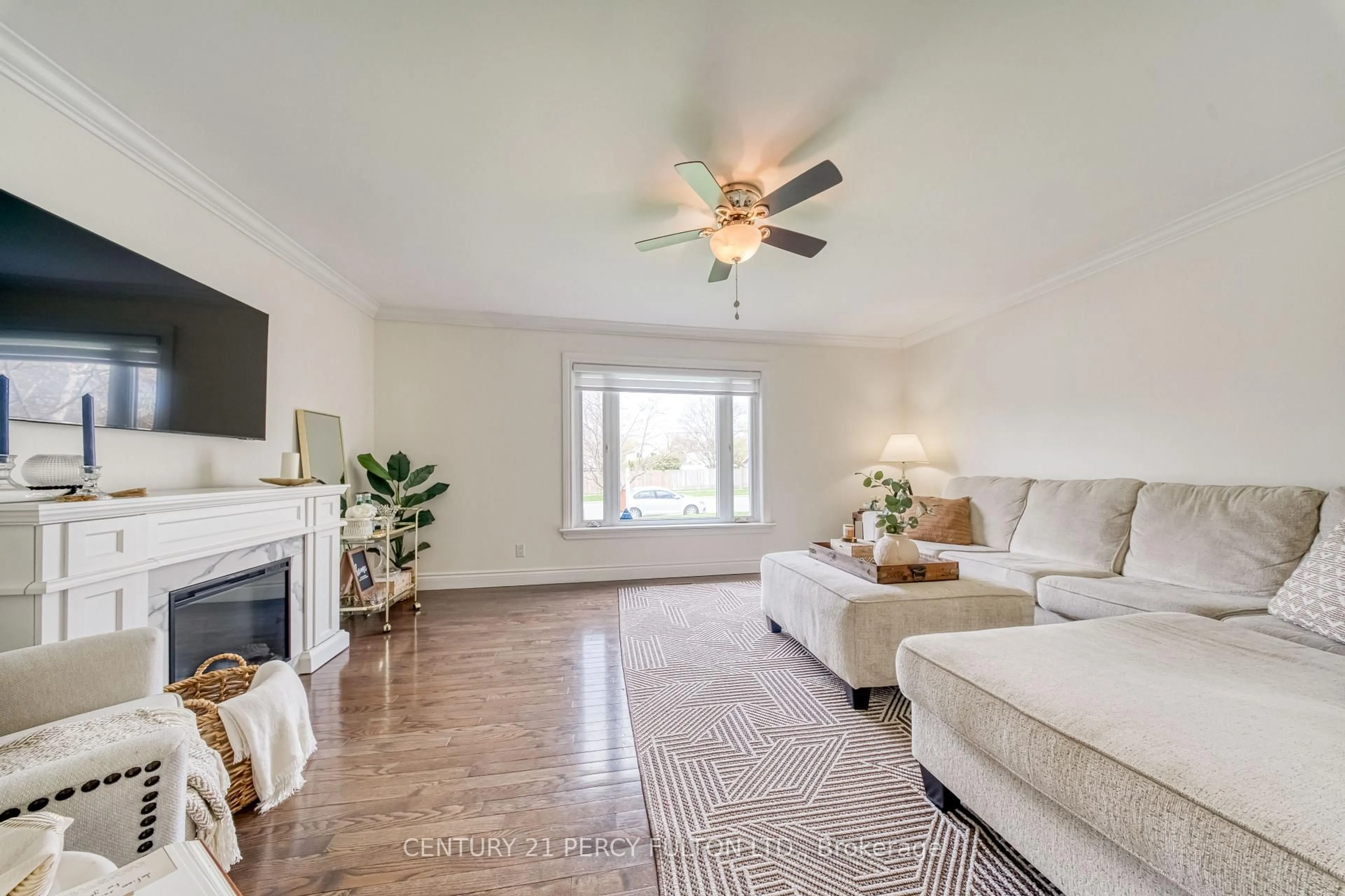 Living room with furniture, unknown for 140 Martin Rd, Clarington Ontario L1C 3N5