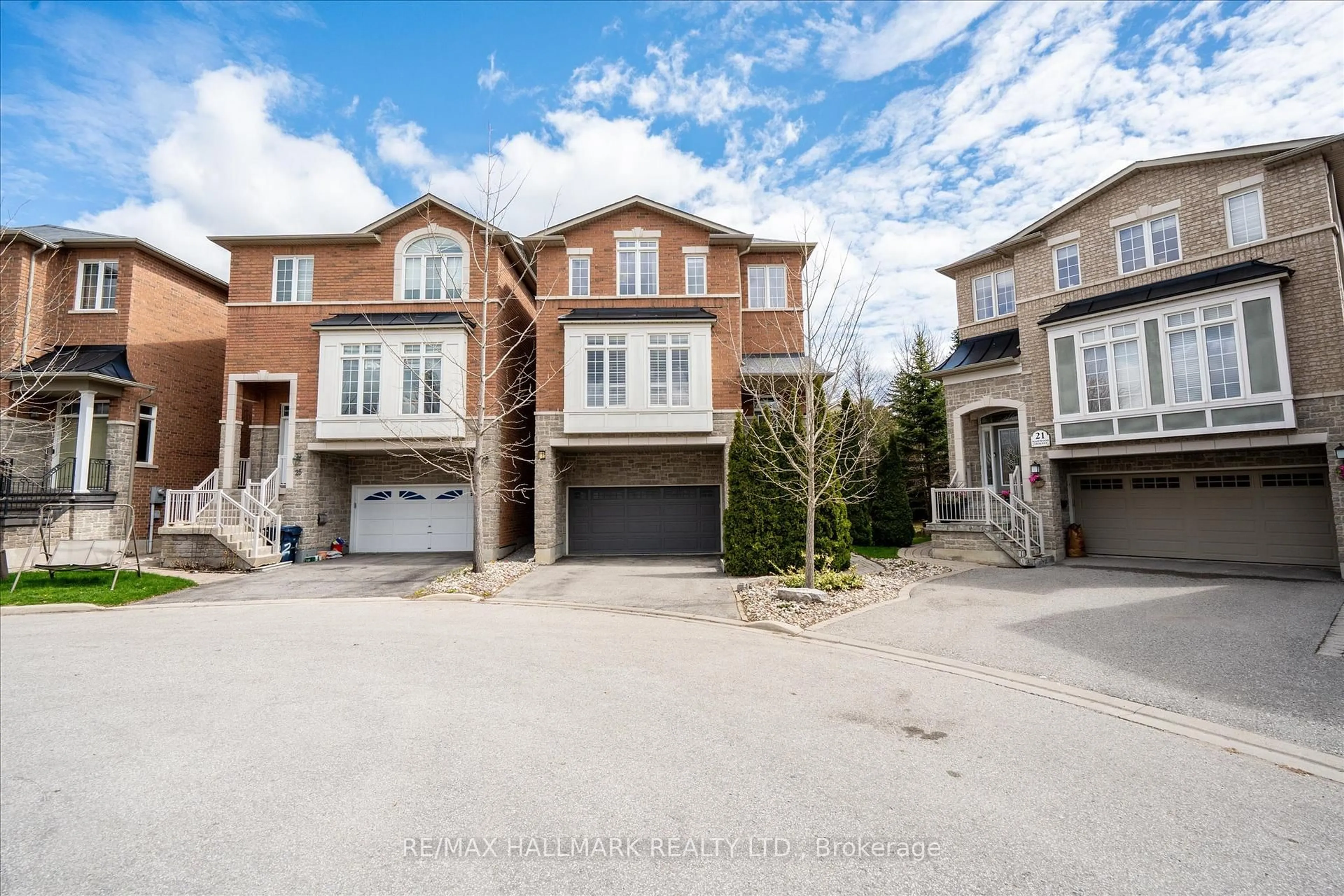A pic from outside/outdoor area/front of a property/back of a property/a pic from drone, street for 23 Mastwood Cres, Toronto Ontario M1C 0B3