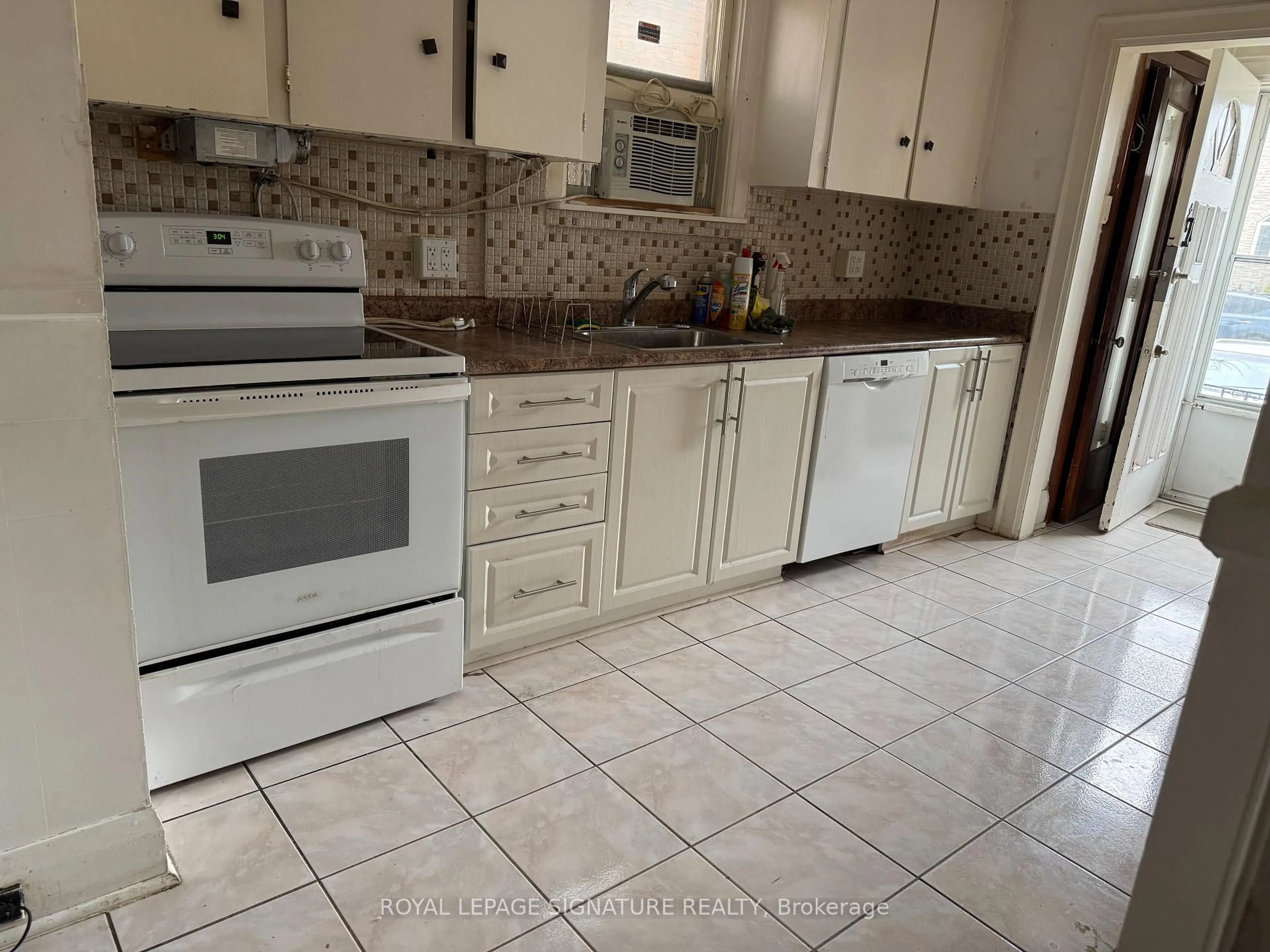 Standard kitchen, ceramic/tile floor for 220 Donlands Ave, Toronto Ontario M4J 3R2