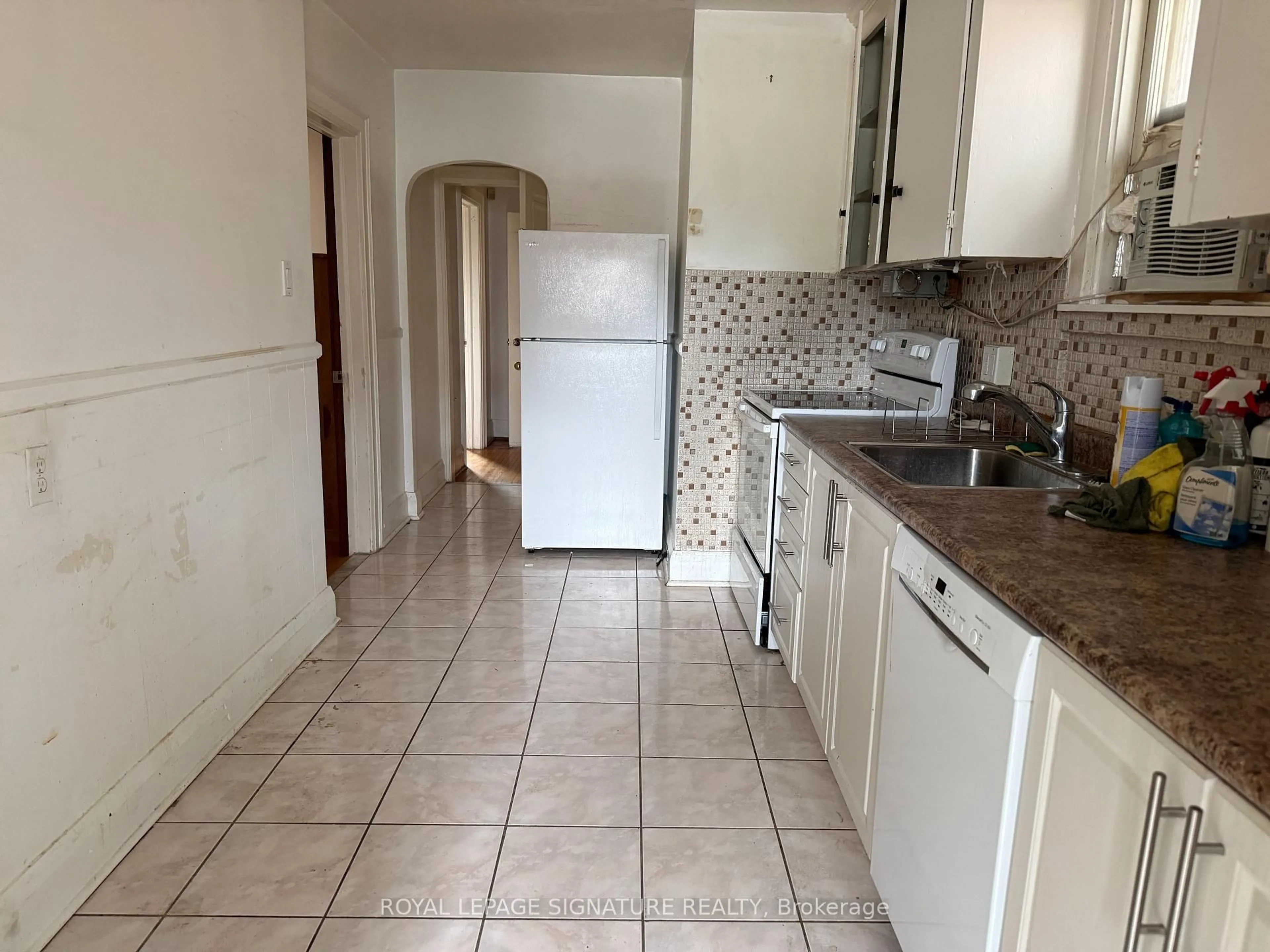 Standard kitchen, ceramic/tile floor for 220 Donlands Ave, Toronto Ontario M4J 3R2