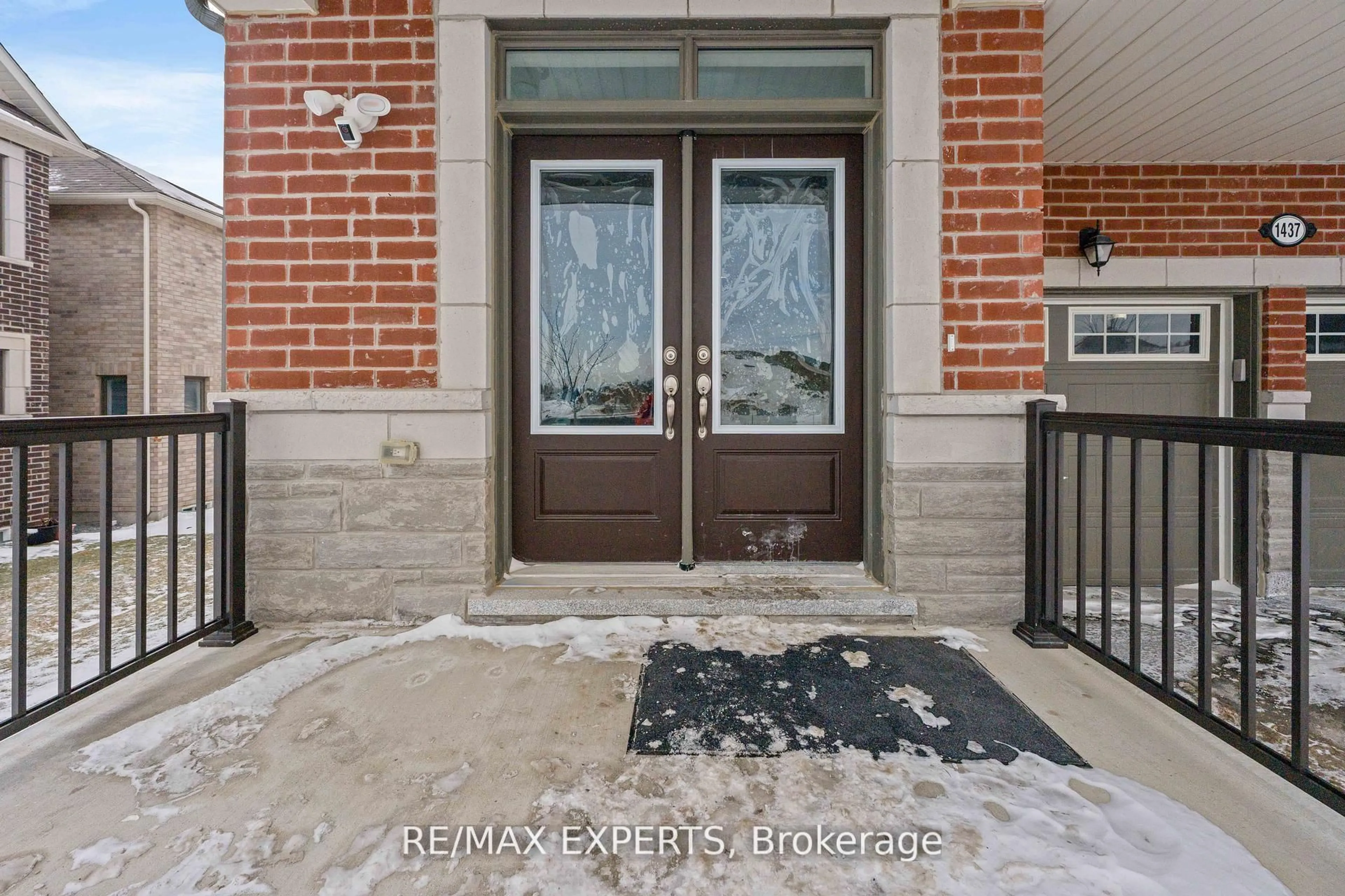 Indoor entryway for 1437 Kerrydale Ave, Pickering Ontario L1X 0M9