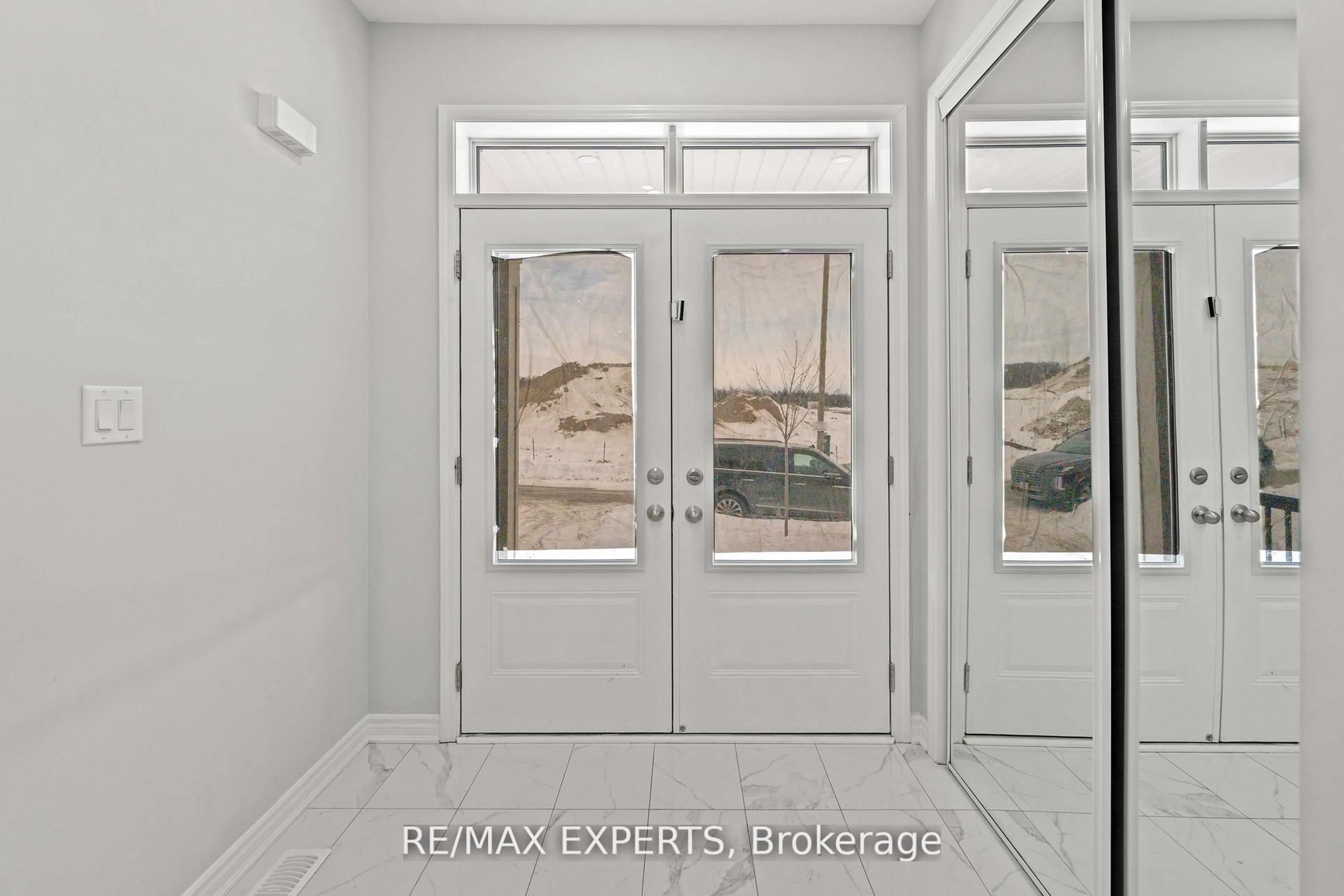 Indoor entryway for 1437 Kerrydale Ave, Pickering Ontario L1X 0M9