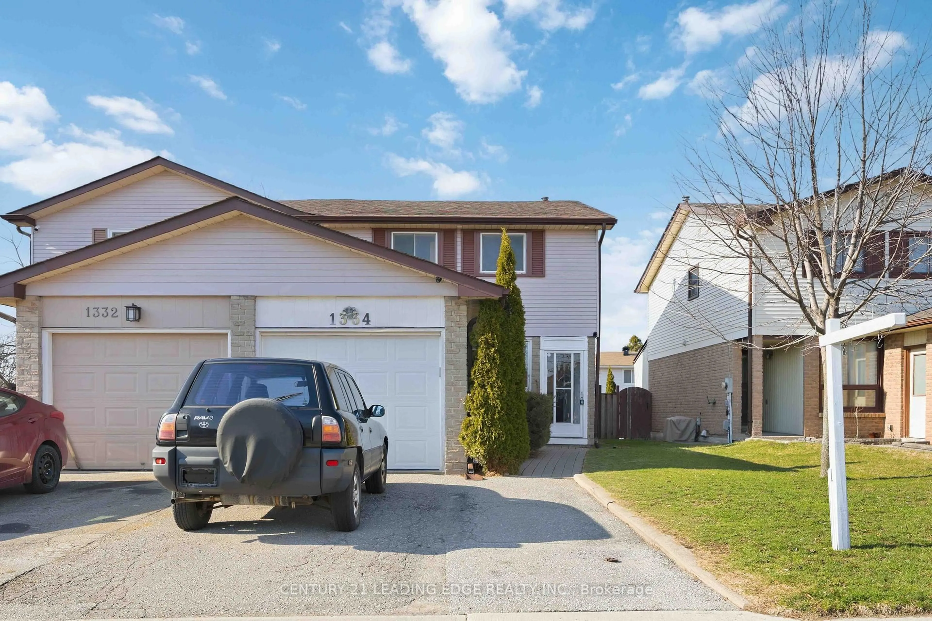 Home with vinyl exterior material, street for 1334 Pinehurst Ave, Oshawa Ontario L1H 8G5