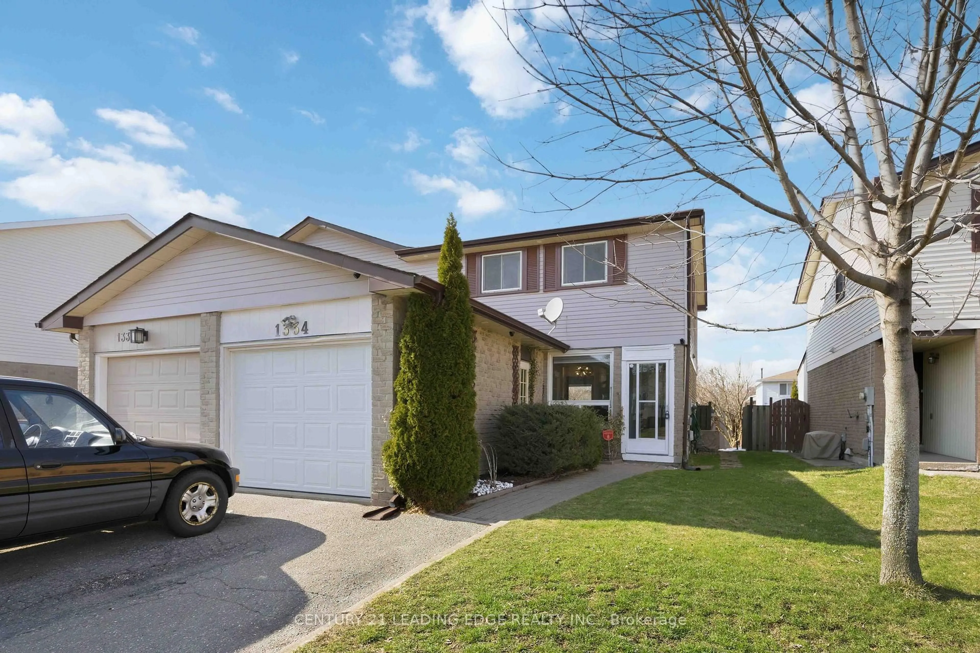 Home with vinyl exterior material, street for 1334 Pinehurst Ave, Oshawa Ontario L1H 8G5