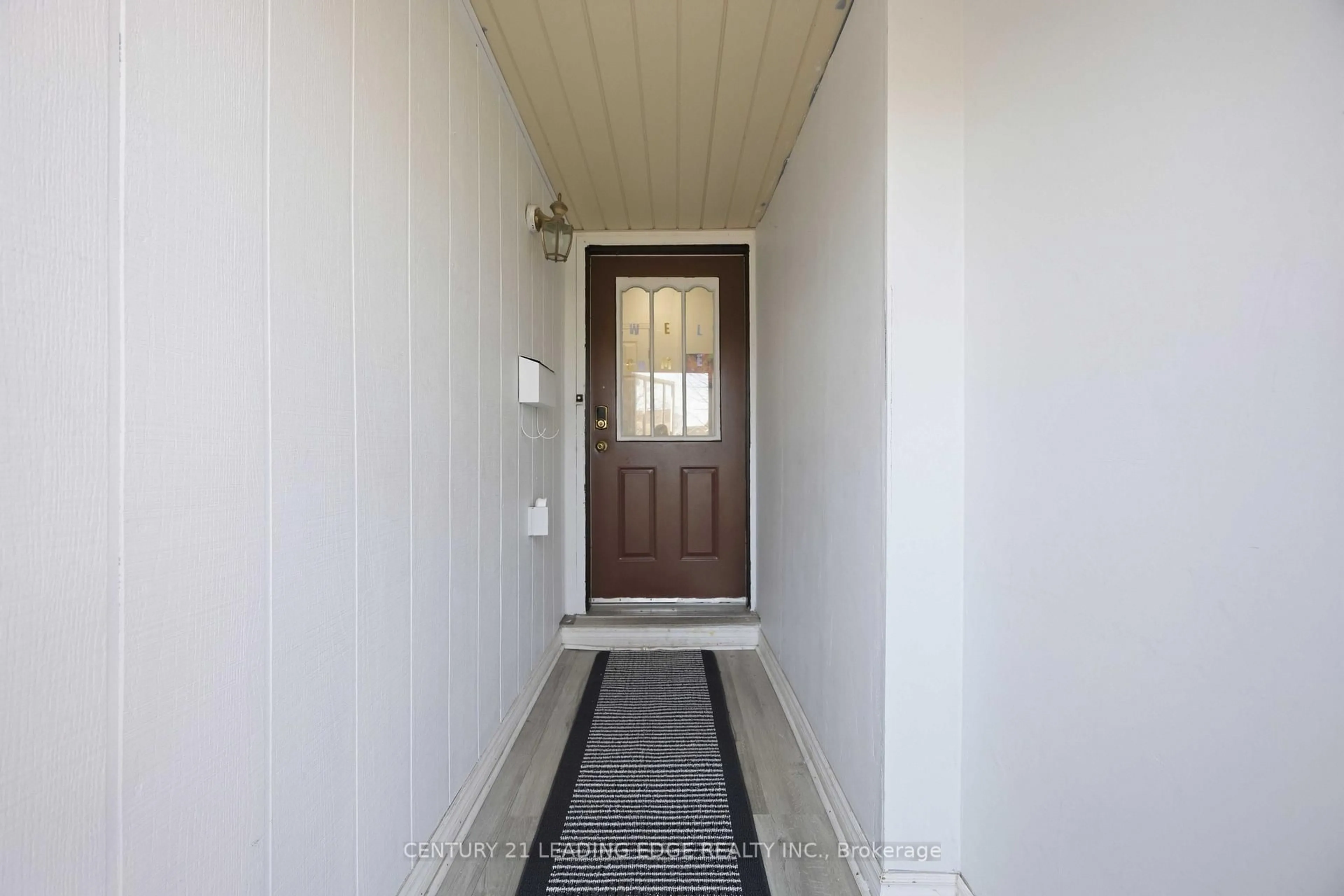 Indoor entryway for 1334 Pinehurst Ave, Oshawa Ontario L1H 8G5