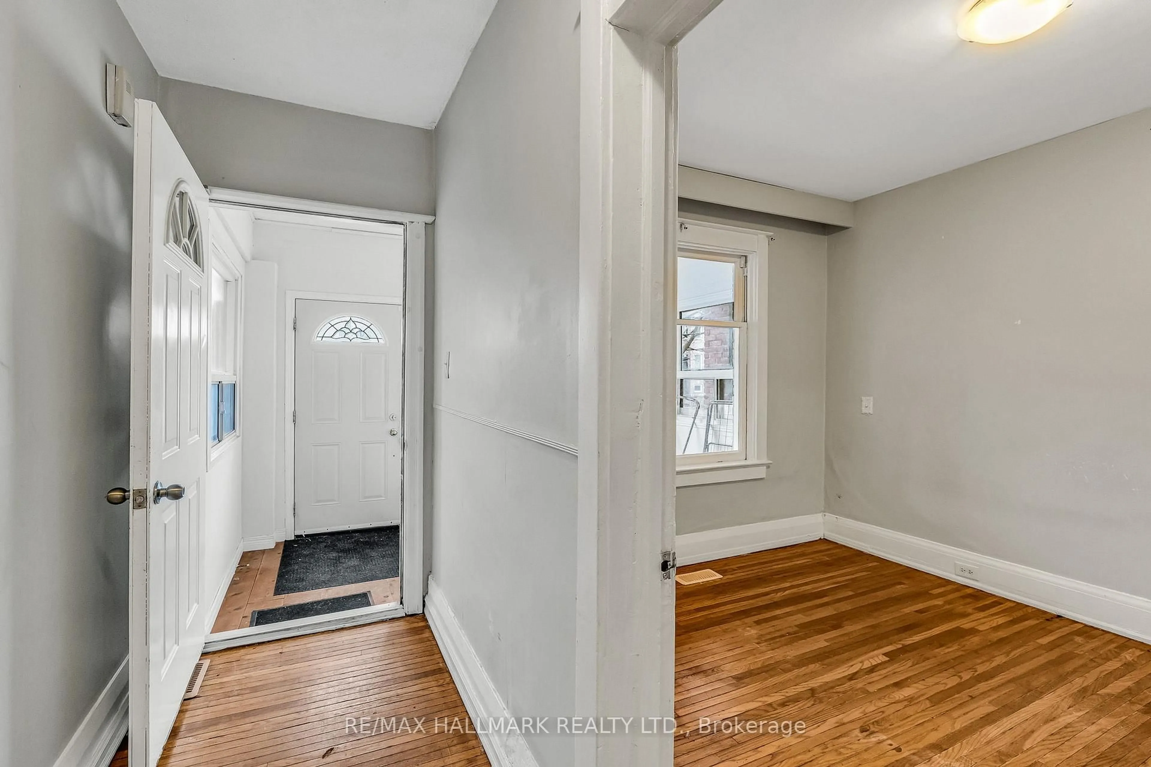Indoor entryway for 20 Kelvin Ave, Toronto Ontario M4C 5C8