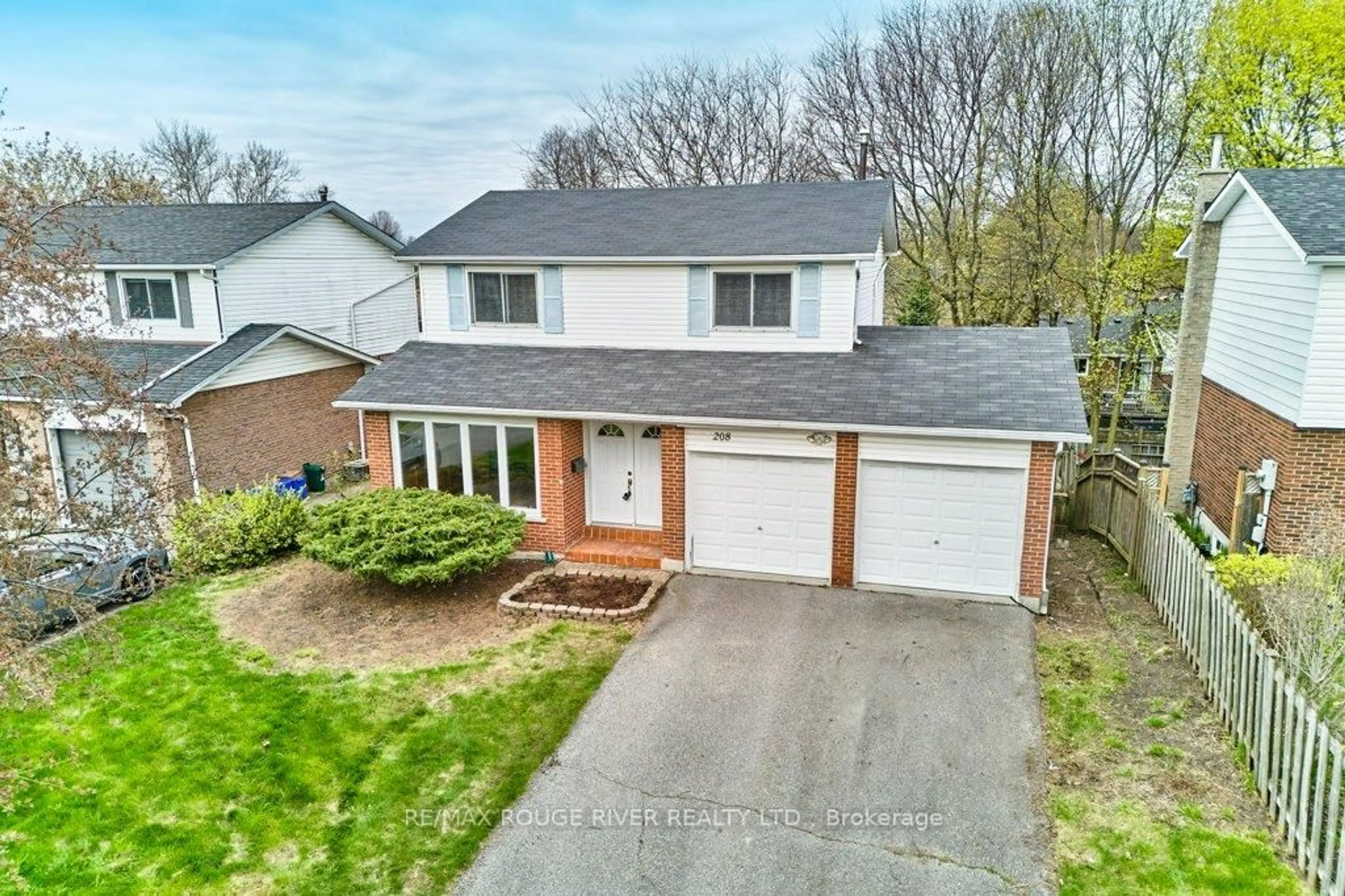 A pic from outside/outdoor area/front of a property/back of a property/a pic from drone, street for 208 Annes St, Whitby Ontario L1N 5K1