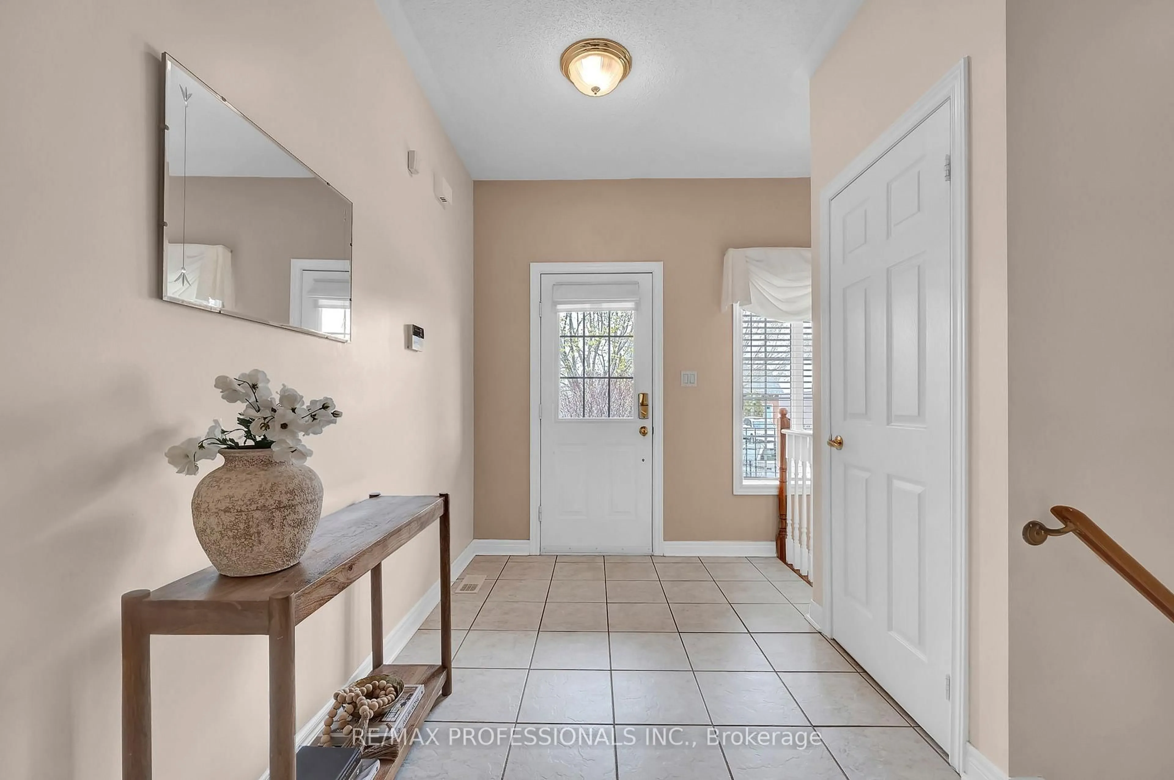 Indoor entryway for 96 Waterbury Cres, Scugog Ontario L9L 1S2