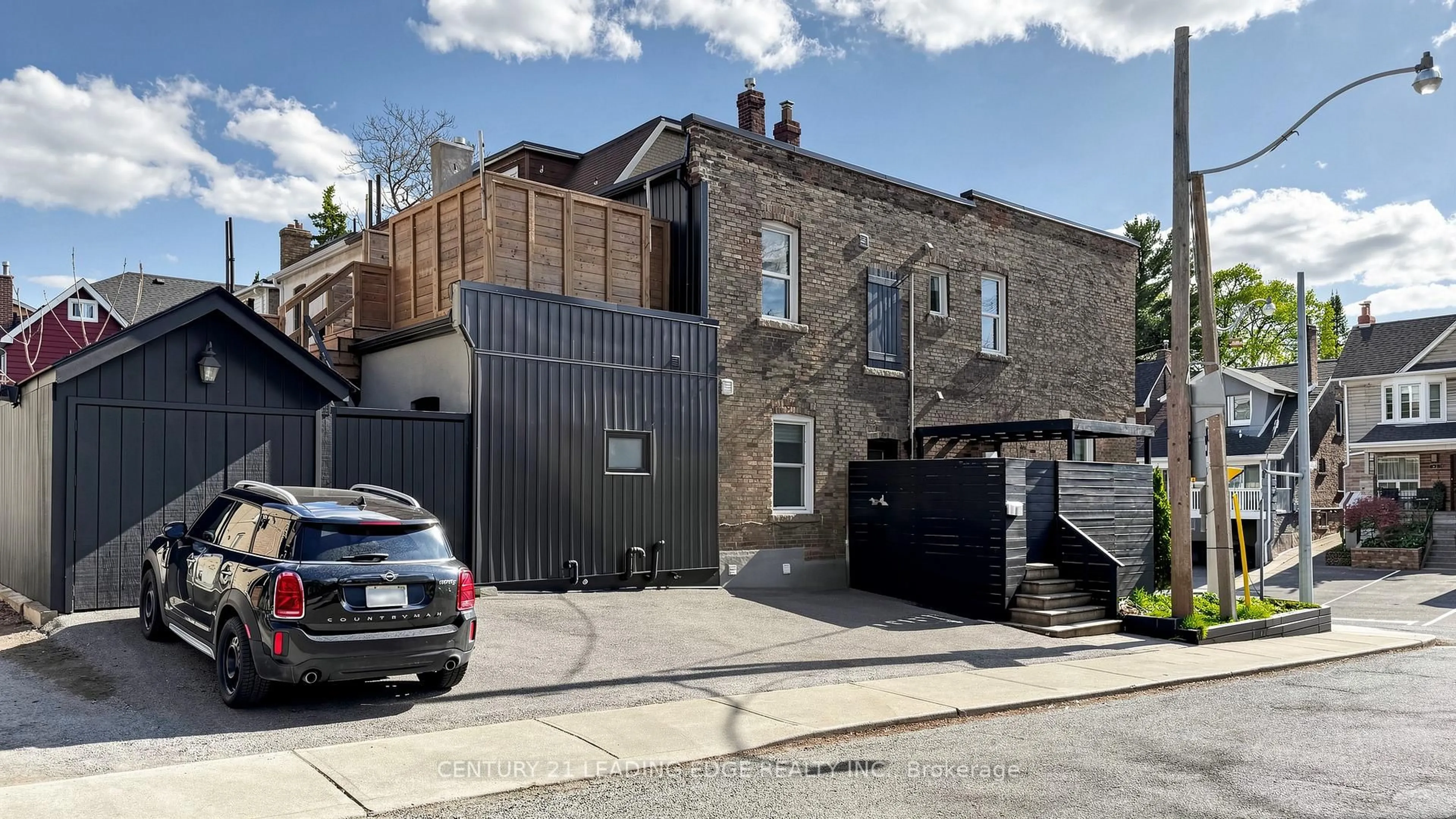 A pic from outside/outdoor area/front of a property/back of a property/a pic from drone, street for 679 WOODBINE Ave, Toronto Ontario M4E 2J3