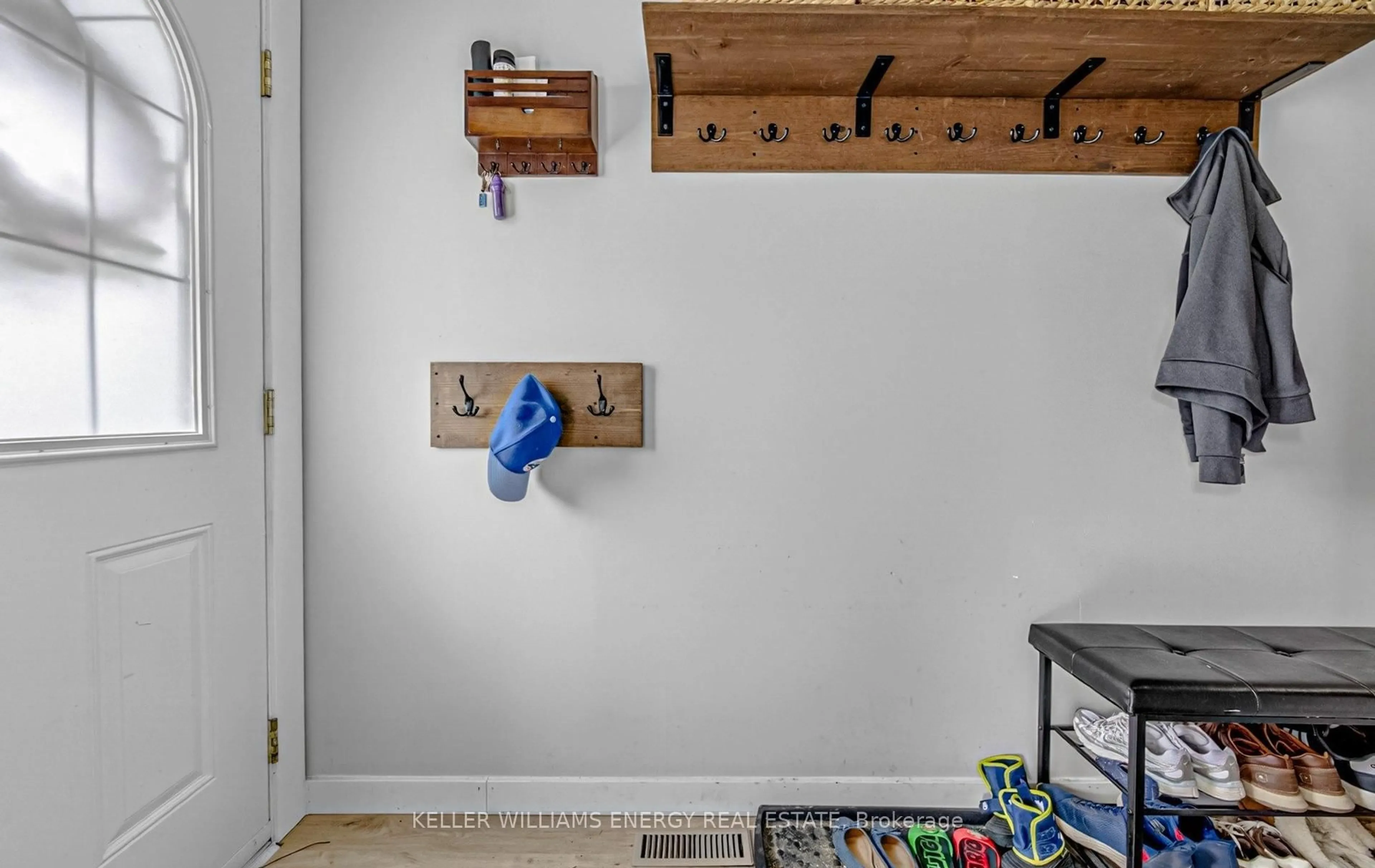 Indoor entryway for 153 Barkley Cres, Oshawa Ontario L1J 2E5