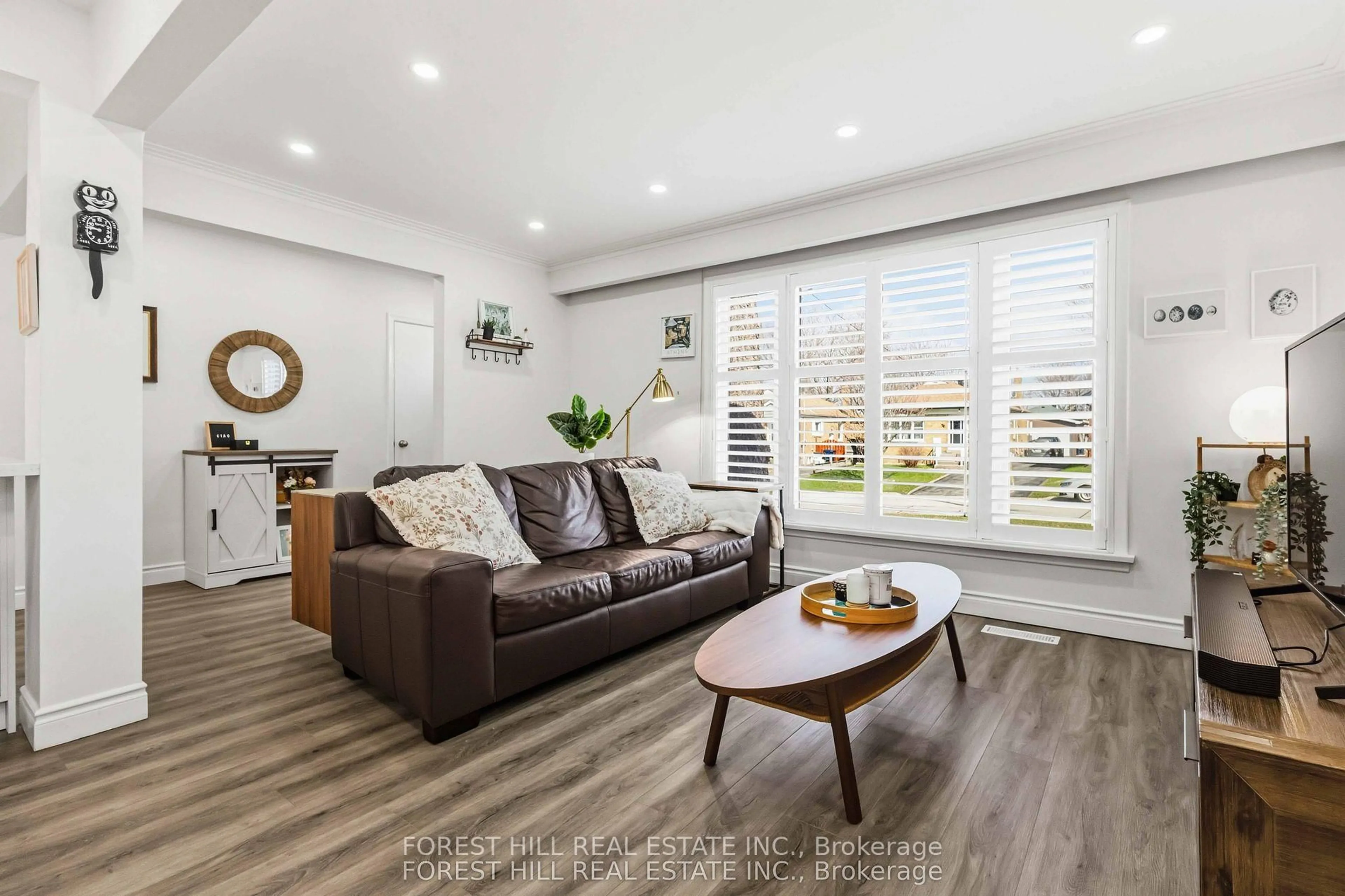Living room with furniture, wood/laminate floor for 23 Japonica Rd, Toronto Ontario M1R 4S1