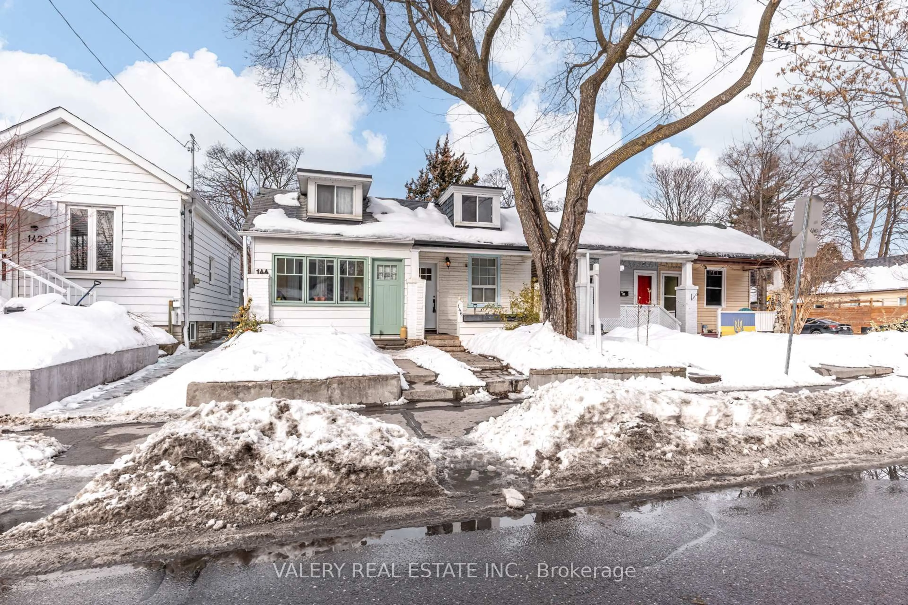 A pic from outside/outdoor area/front of a property/back of a property/a pic from drone, street for 146 Hanson St, Toronto Ontario M4C 1A4