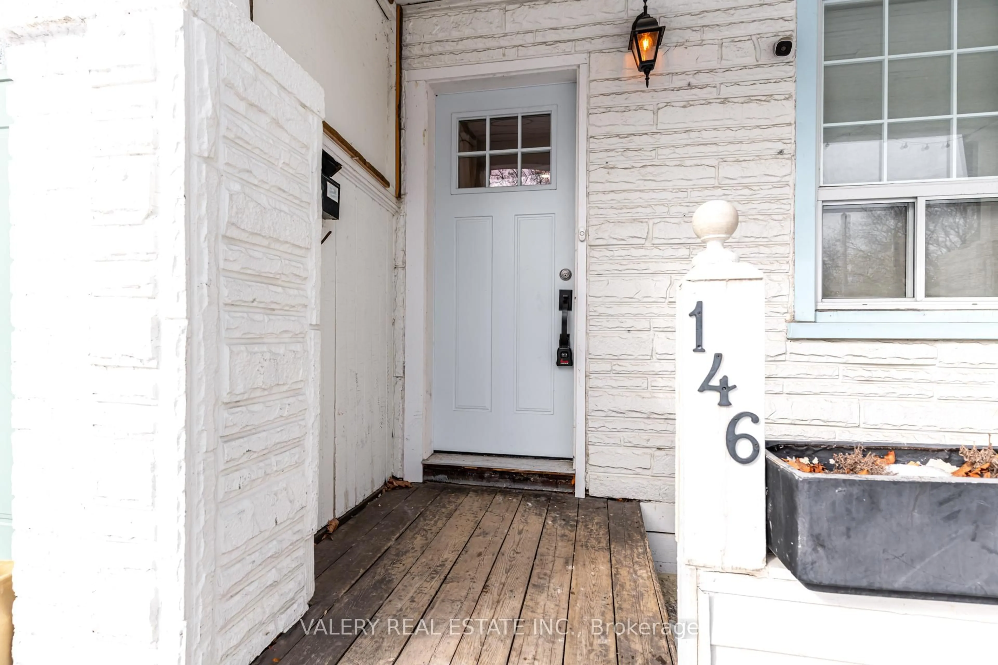 Indoor entryway for 146 Hanson St, Toronto Ontario M4C 1A4