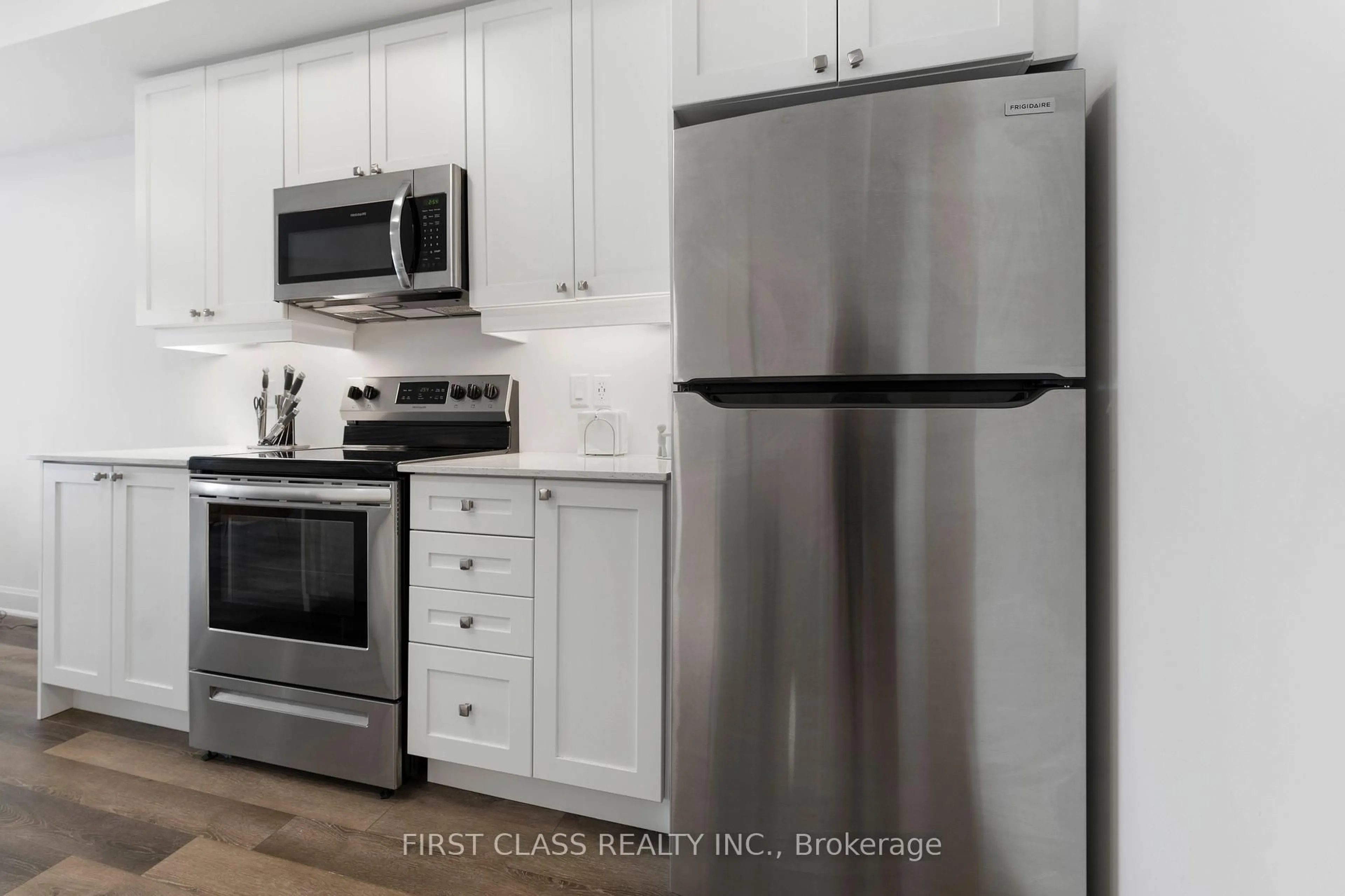 Standard kitchen, unknown for 50 Lakebreeze Dr #330, Clarington Ontario L1B 0V9
