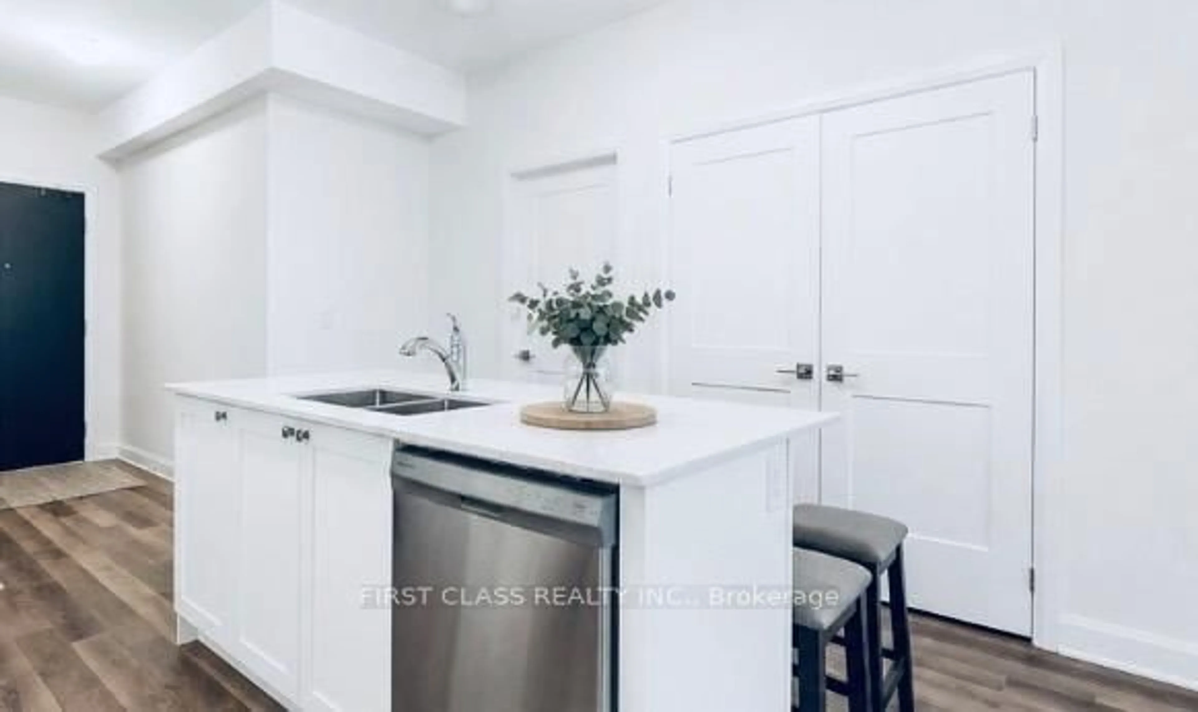 Standard kitchen, unknown for 50 Lakebreeze Dr #330, Clarington Ontario L1B 0V9