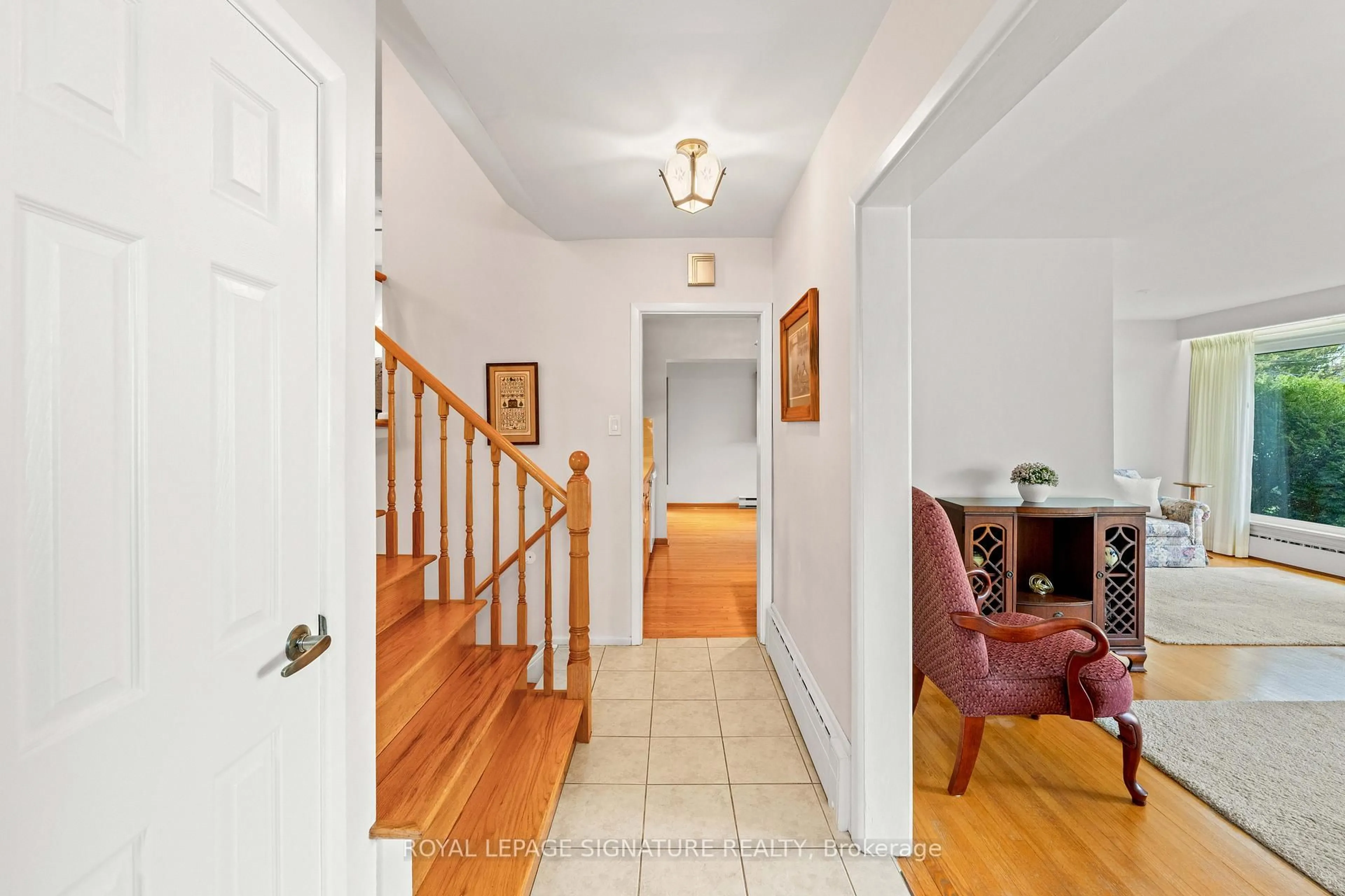Indoor foyer for 16 Shrewsbury Sq, Toronto Ontario M1T 1L2