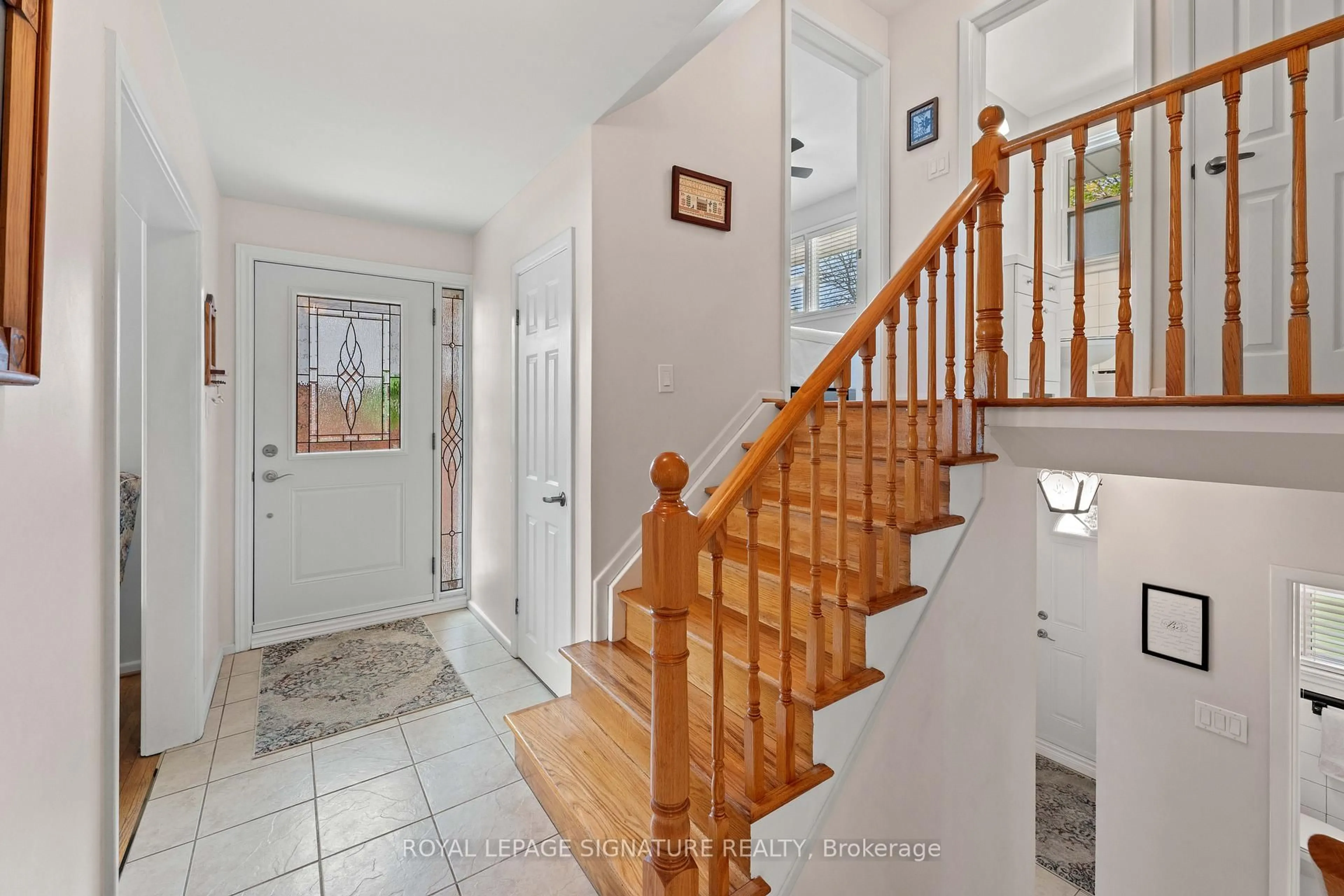 Indoor entryway for 16 Shrewsbury Sq, Toronto Ontario M1T 1L2