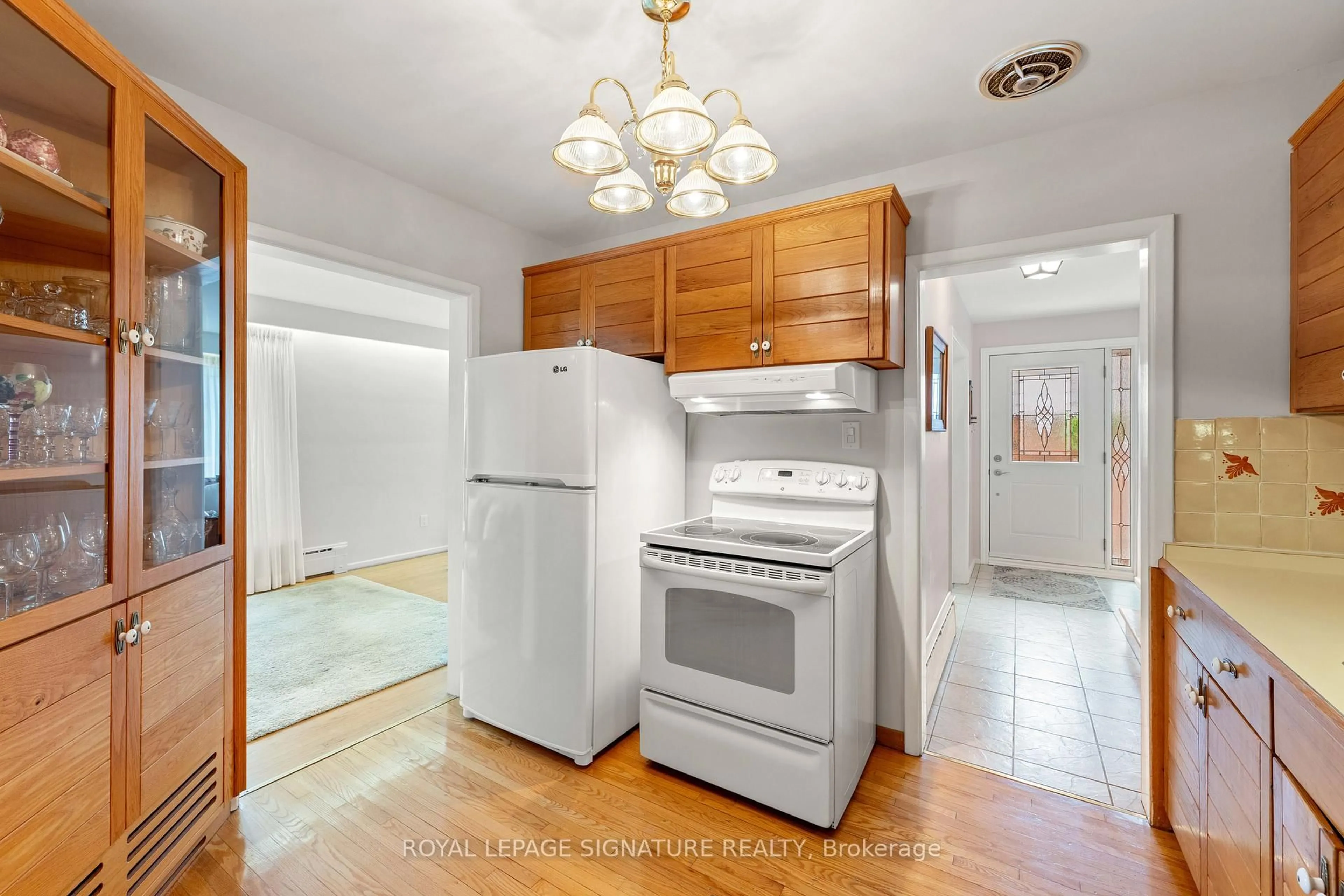 Standard kitchen, unknown for 16 Shrewsbury Sq, Toronto Ontario M1T 1L2