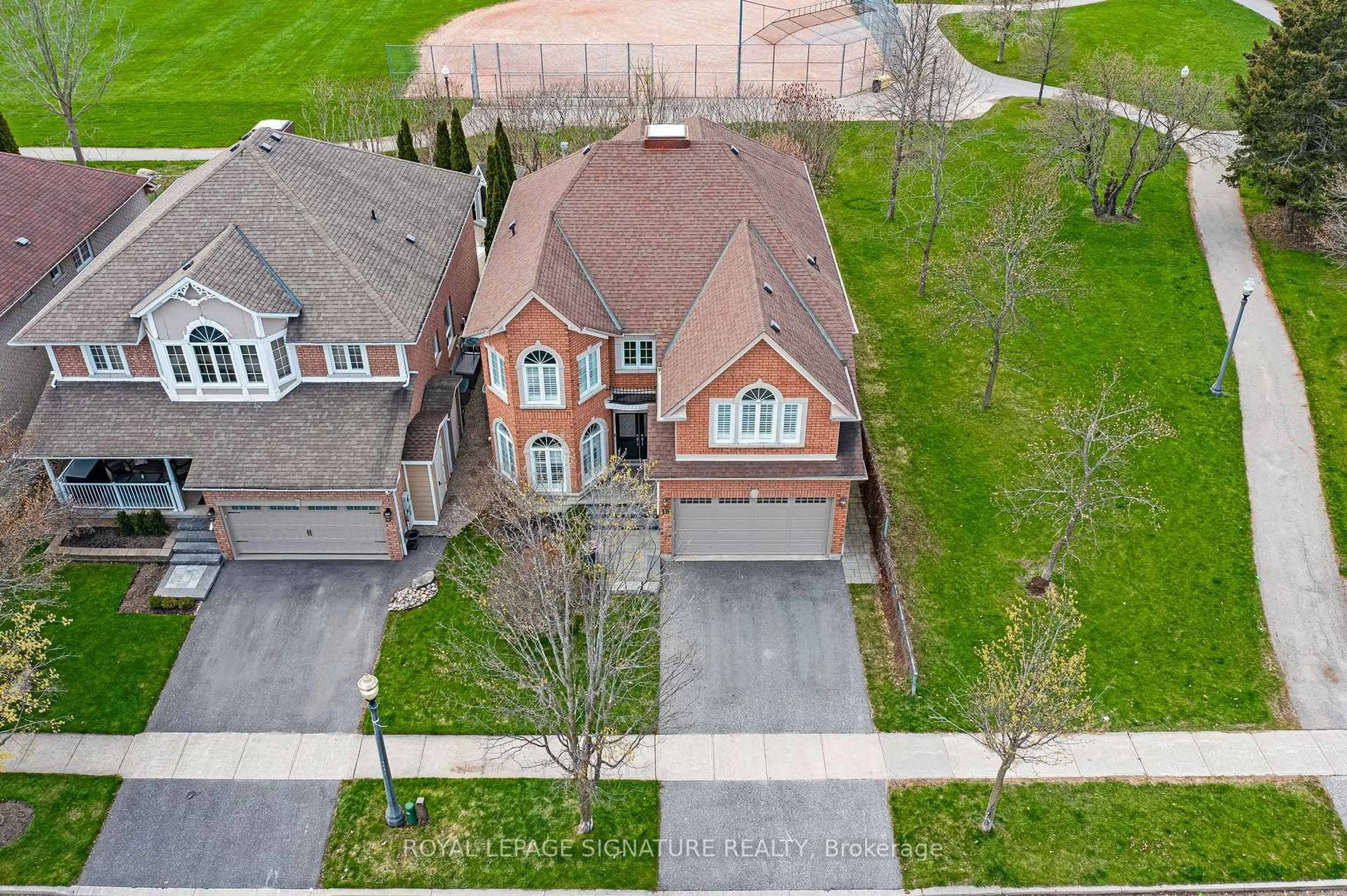 A pic from outside/outdoor area/front of a property/back of a property/a pic from drone, street for 18 Hibbins Ave, Ajax Ontario L1T 4C4