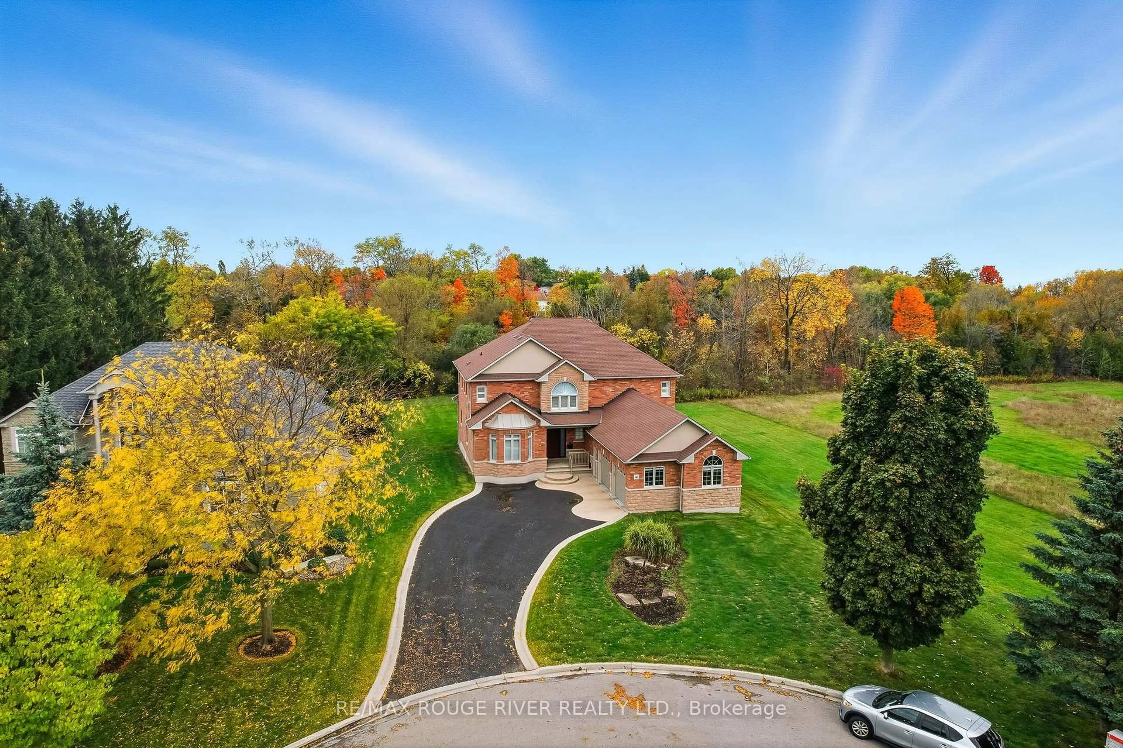 A pic from outside/outdoor area/front of a property/back of a property/a pic from drone, unknown for 30 Hanover Crt, Whitby Ontario L1N 7J2