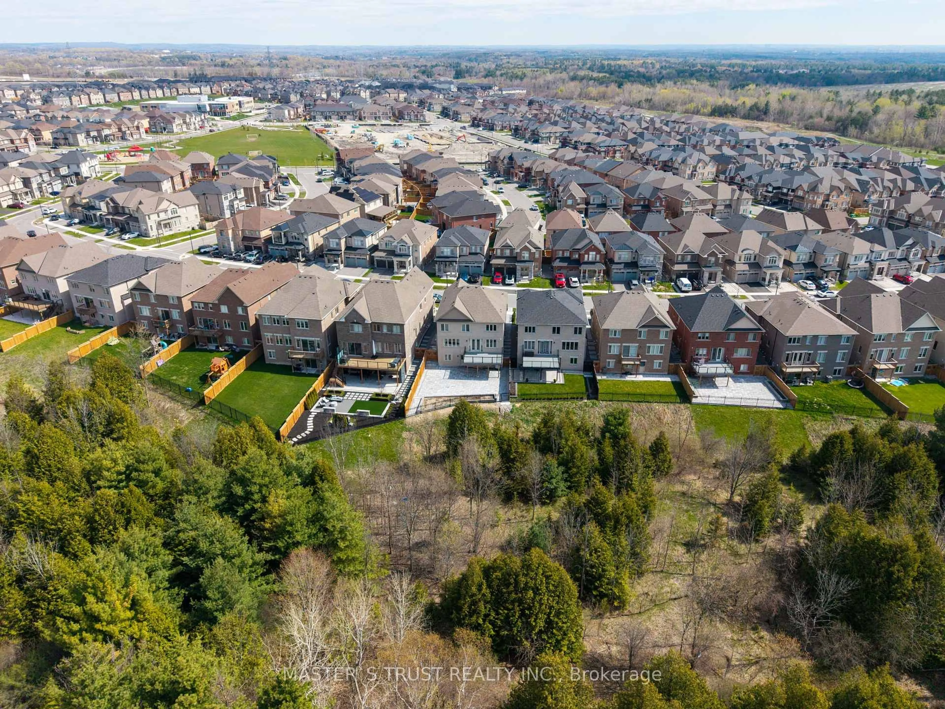 A pic from outside/outdoor area/front of a property/back of a property/a pic from drone, street for 2497 Florentine Pl, Pickering Ontario L1X 0H2