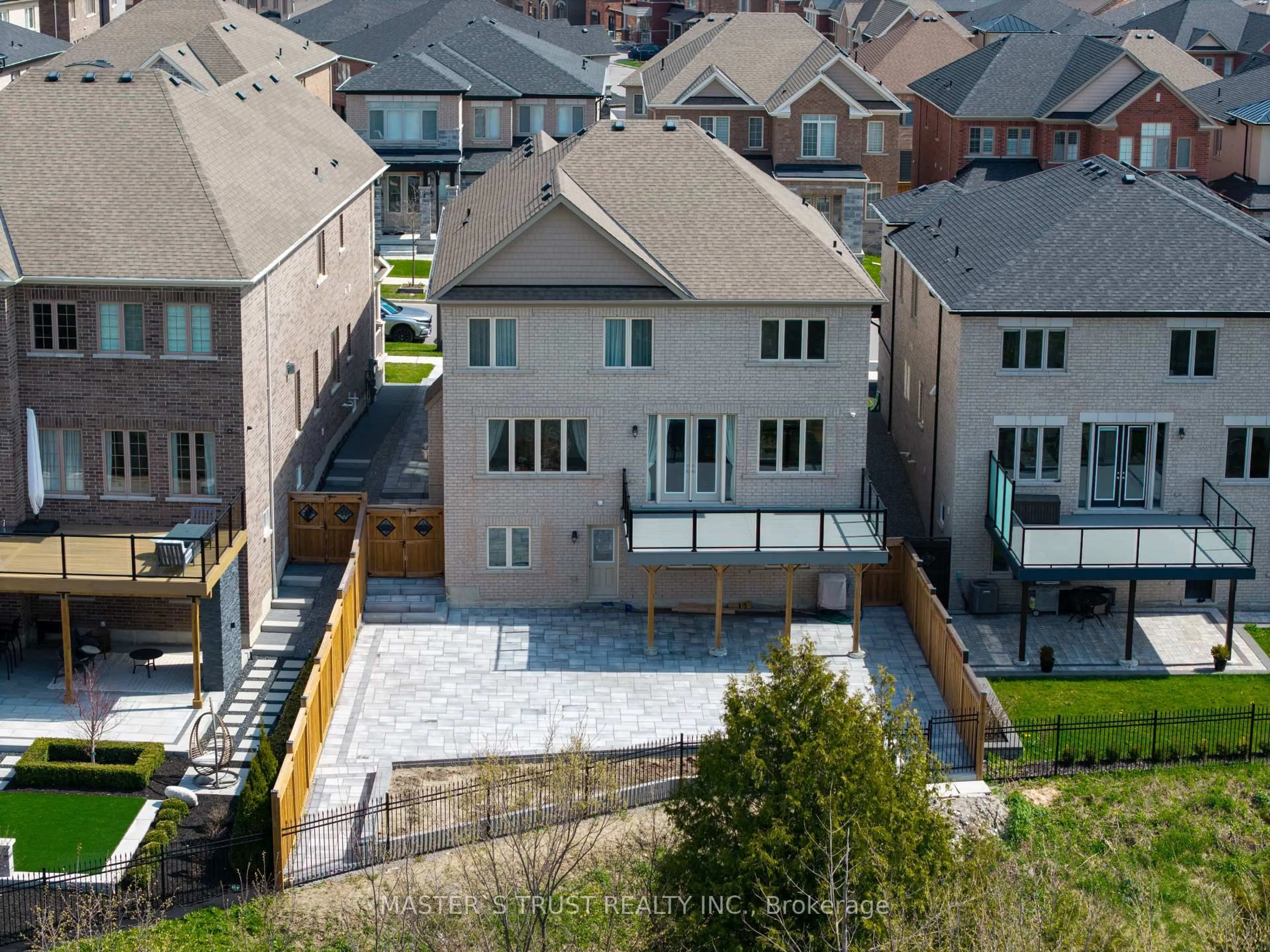 A pic from outside/outdoor area/front of a property/back of a property/a pic from drone, city buildings view from balcony for 2497 Florentine Pl, Pickering Ontario L1X 0H2