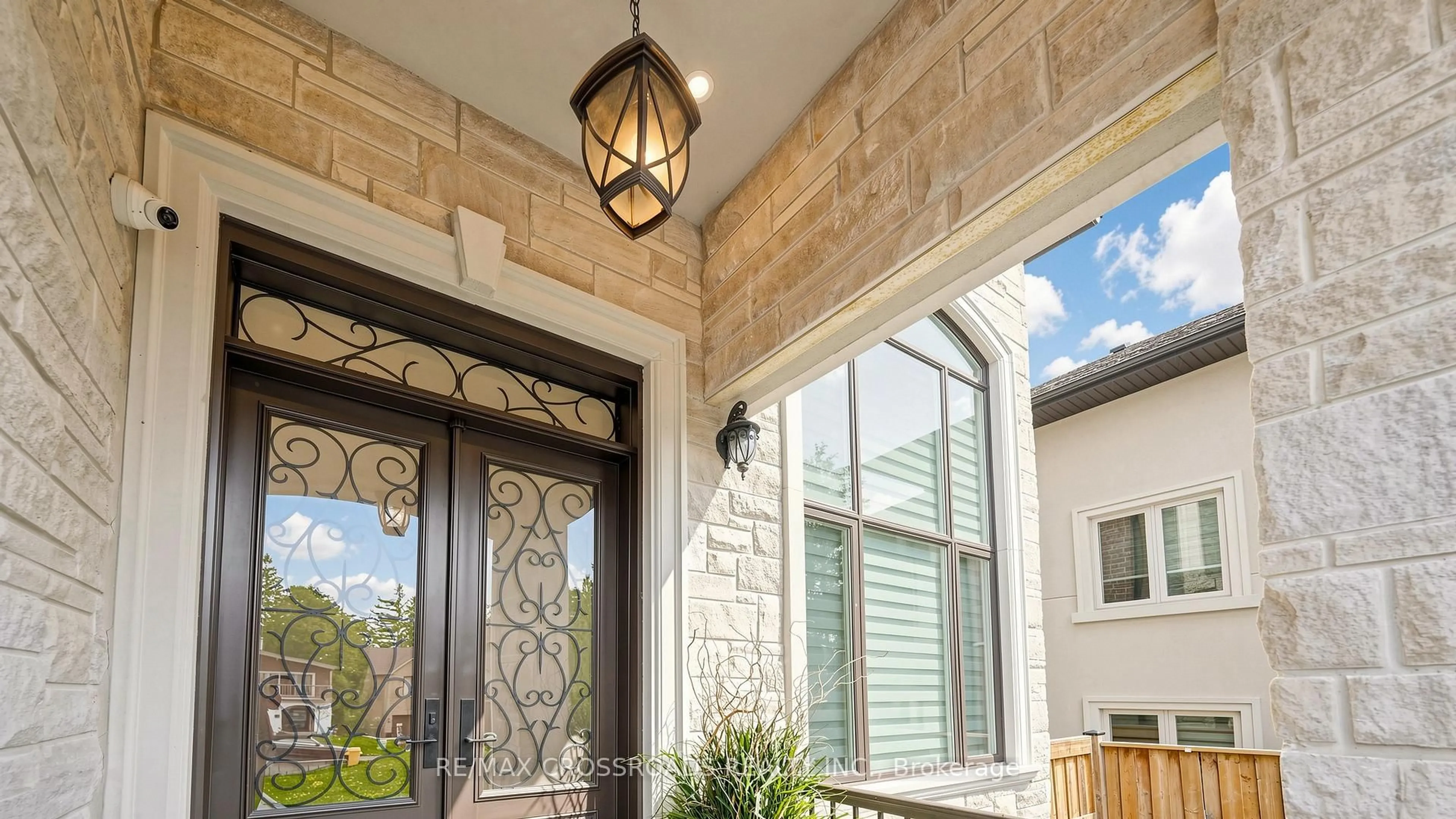 Indoor entryway for 1427 Rosebank Rd, Pickering Ontario L1V 1P3
