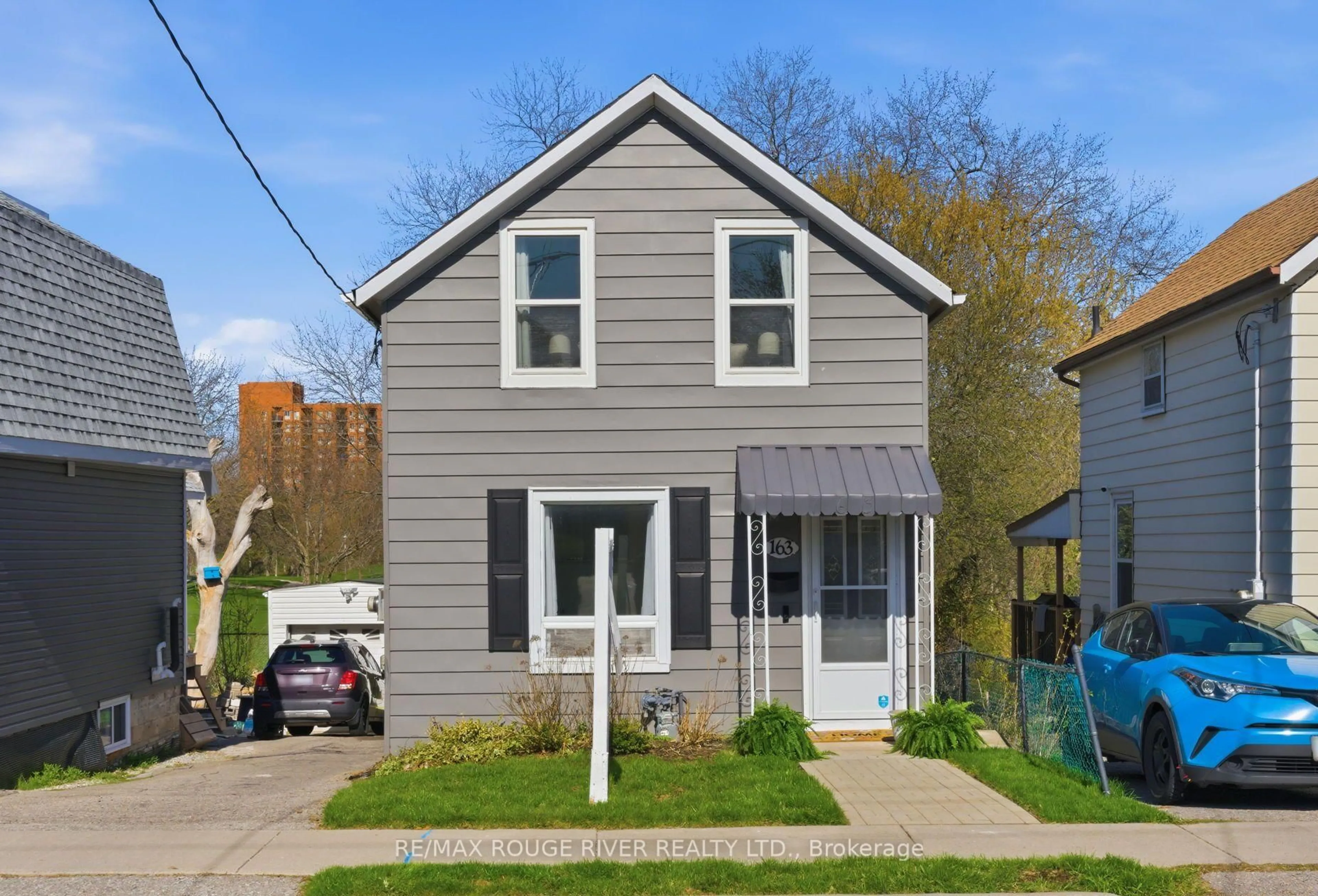 Home with vinyl exterior material, street for 163 Nassau St, Oshawa Ontario L1J 4A6