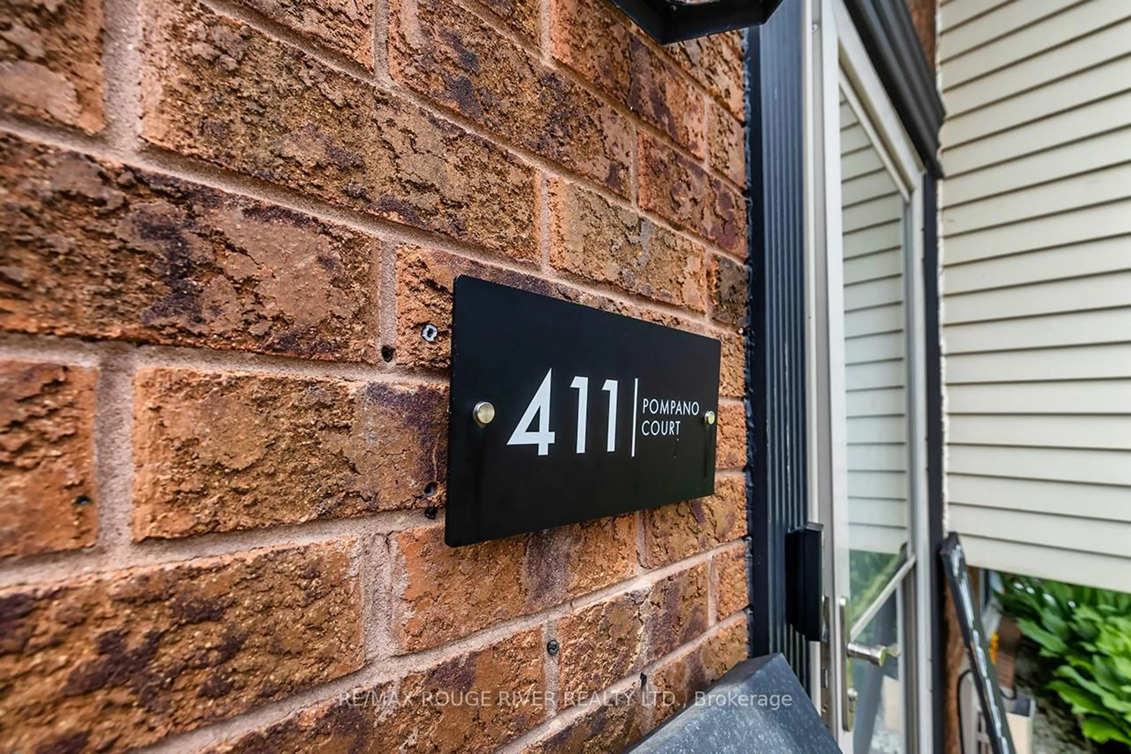 Indoor foyer for 411 Pompano Crt, Oshawa Ontario L1K 1M9